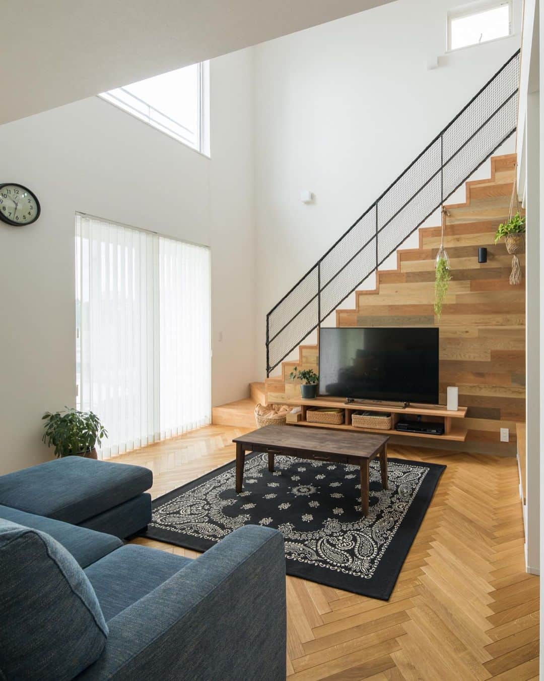 ルポハウス一級建築士事務所さんのインスタグラム写真 - (ルポハウス一級建築士事務所Instagram)「・ ・ ・ 白に木の風合いが溶け込む、明るさに包まれるリビング。 ・ ユニークな木の色合い・アイアン手すりの個性的な階段が、ナチュラルなインテリアの主役です。 ・ ・ ・ 𓐌𓐌𓐌𓐌𓐌𓐌𓐌𓐌𓐌𓐌𓐌𓐌𓐌𓐌𓐌𓐌𓐌𓐌  ルポハウスの施工事例はこちらまで☞ @reposhouse  𓐌𓐌𓐌𓐌𓐌𓐌𓐌𓐌𓐌𓐌𓐌𓐌𓐌𓐌𓐌𓐌𓐌𓐌 #ルポハウス は#ちょっとかっこいい家 を"友人のために" という思いでつくっています。 一生に一度の#マイホーム。 「あなたにしかできない」×「ルポハウスだからできる」で、 私たちだけの#家づくり を思いっきり楽しんでみませんか？！ ・ ・ ・ #住宅 #注文住宅 #新築一戸建て #シンプルな暮らし #デザイナーズ住宅  #一級建築士事務所 #設計事務所 #design #simple #滋賀県大津市 #滋賀県草津市 #滋賀県栗東市 #吹き抜けリビング #吹抜けリビング #リビング階段 #ヘリンボーン #ヘリンボーン床 #ヨーロピアンオーク #無垢フローリング #インテリアグリーンのある暮らし」5月17日 21時00分 - reposhouse