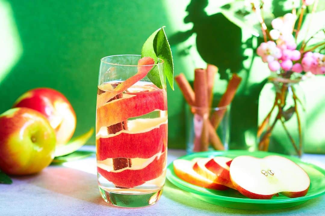 のインスタグラム：「ジャズりんごの季節がまたやってきました！栄養価が高くいろんな料理に使うことができるりんご。シナモンリンゴジュースを作ってみるのはいかがでしょう？小ぶりなサイズなので子供のヘルシースナックにもぴったりです。 . It’s Jazz Apple season again, and there are a million delicious recipies you can try using these nutritious apples. Have you ever had a cinnamon-apple drink? Due to their size they are also the perfect snack for children. . #candlewickpr #tokyopr  #pragency #publicrelations #lifestylepr #prfirm #jazzapple #ジャズりんご #りんご #ヘルシー #健康的 #シーズンスタート#homemadejuice #ヘルシーおやつ #ヘルシーフード #ジャズりんご2020 #apple #ニュージーランド #jazzりんご」