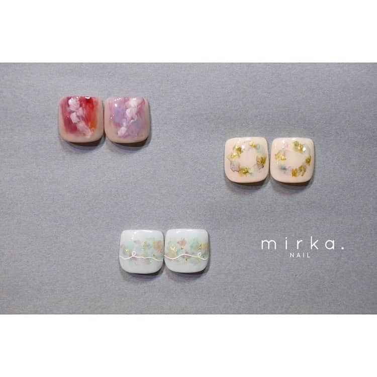 mirka. NAIL(ミルカネイル)さんのインスタグラム写真 - (mirka. NAIL(ミルカネイル)Instagram)「ペディチップ、新しいデザインを追加しました‼︎ ﻿ ﻿ 前回よりも販売数が少なくなっていますので、お気に入りのデザインがありましたらお早めにどうぞ＾＾﻿ ﻿ いまネイルサロンに行けない方や、遠方にお住まいでmirka.にお越しいただけない方にも、ぜひ楽しんでいただきたいです✯﻿ ﻿ オンラインショップはプロフィールのリンクよりご覧下さい◯﻿ ﻿ BASEアプリでもぜひフォローをお願いします☻ ﻿ ﻿ ﻿ ----*----*----*----*----*----*----*----*﻿ ペディチップとは……﻿ 足の親指にチップを貼って、ほかのお爪はお好みのポリッシュを塗っていただくだけ！﻿ 親指以外はお爪も小さいので塗るのも簡単です。﻿ 手軽にジェルネイルをしたような足先をお楽しみいただけます。﻿ チップはチップ用両面テープで貼るので、繰り返しお使いいただけます。」5月17日 21時03分 - mirka.nail