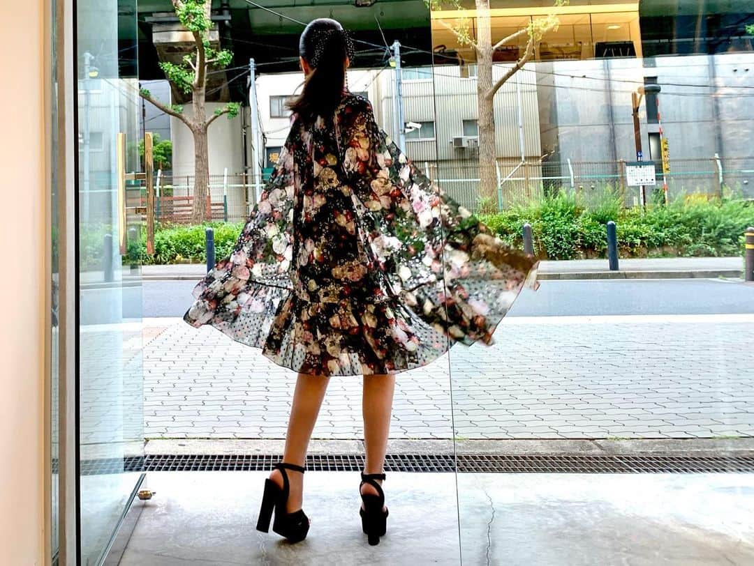 Taki Tanakaさんのインスタグラム写真 - (Taki TanakaInstagram)「ＳＵＮＤＡＹ #ootd #outfitoftheday #outfit  dress #erdem  shoes #giuseppezanotti  時短営業再開して初めての日曜日。 去年のコレクションの#アーデム のふわふわワンピを更にふわふわっと。 今シーズンは同じデザインの白×優しいフラワープリントが入荷。  #ジュゼッペザノッティ のサンダルはお気に入りで黒と赤の2色購入。履き心地最高でおすすめです。  @iza_official #instorenow  SHOPIZA.com #musthave  #izastagram」5月17日 21時07分 - tanakataki
