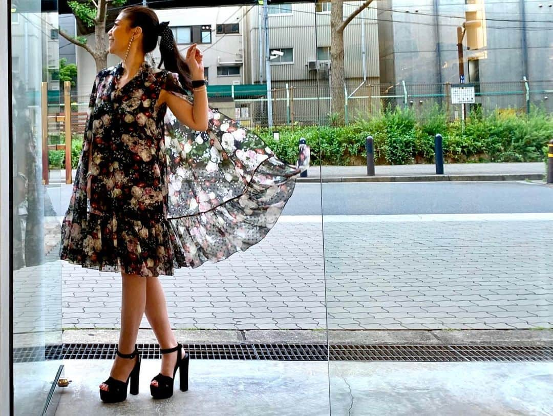 Taki Tanakaさんのインスタグラム写真 - (Taki TanakaInstagram)「ＳＵＮＤＡＹ #ootd #outfitoftheday #outfit  dress #erdem  shoes #giuseppezanotti  時短営業再開して初めての日曜日。 去年のコレクションの#アーデム のふわふわワンピを更にふわふわっと。 今シーズンは同じデザインの白×優しいフラワープリントが入荷。  #ジュゼッペザノッティ のサンダルはお気に入りで黒と赤の2色購入。履き心地最高でおすすめです。  @iza_official #instorenow  SHOPIZA.com #musthave  #izastagram」5月17日 21時07分 - tanakataki