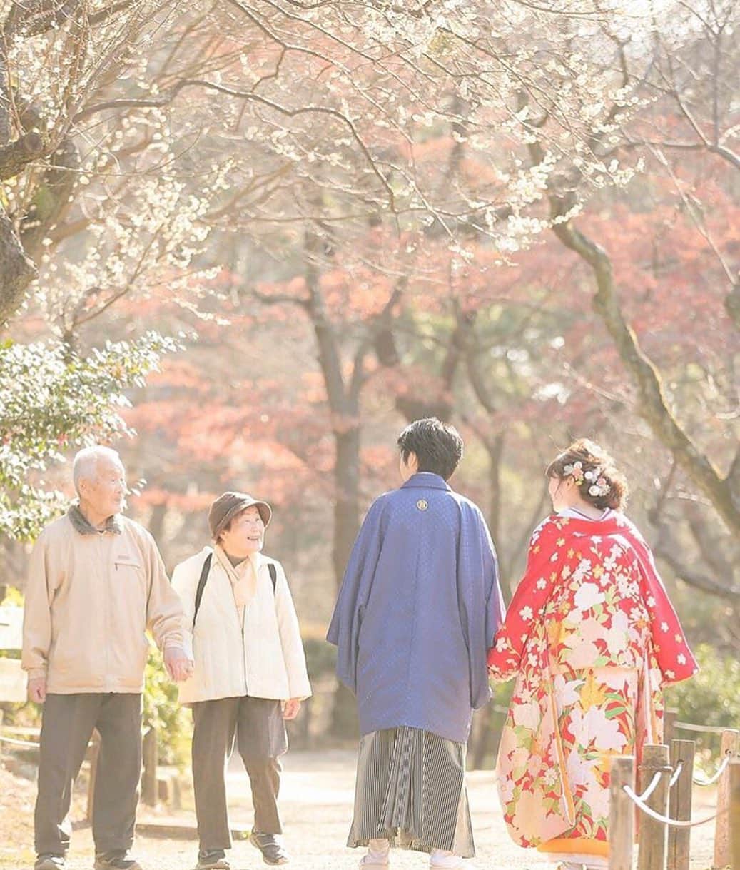 のインスタグラム：「今からチェックしておきたい💕秋のロケーションが素敵なウェディングフォト9選🍁✨ . . ➸➸➸➸➸➸➸💒➸➸➸➸➸➸➸ 本当の料金がわかる✨ ウェディングニュース式場検索 👰 . アプリ： @weddingnews_editor web版： @weddingnews_concierge ➸➸➸➸➸➸➸➸➸➸➸➸➸➸➸➸ . . こちらのお写真は #ウェディングフォト グループ @decollte_weddingphoto さんからリグラムさせていただきました🌟ありがとうございました😊✨ . 今、秋に #前撮り を検討している花嫁さんが多いようで、紅葉フォトが人気になる予感なんです🍁💕 . なので、今からチェックしておきたい♡秋のロケーションが素敵な #ウエディングフォト をご紹介します🕊 . カバーは、「いつかあんな夫婦になりたいね」「何年たって今みたいに手を繋いで歩きたいね」 . そんなおふたりの気持ちが伝わってくるとっても素敵なフォトです💗 . 大好きな旦那さんと、おじいちゃんとおばあちゃんになっても手を繋いで歩きたいですよね☺️💕 . ほかのフォトも素敵なので、ぜひスワイプ👉🏻してみてくださいね✨ . . ＼📷投稿お待ちしています／ . 花嫁はもちろん、業者さんも大歓迎✨ アナタのお写真をご紹介してもOKという方は、ぜひ #ウェディングニュース にお写真を投稿してください💕 . . ⬇︎関連アカウント⬇︎ . 🕊メインアカウント 【 @weddingnews_editor 】 . 💒インスタグラムで式場探し 【 @weddingnews_concierge 】 . 👰花嫁から式場探し 【 @weddingnews_brides 】 . . その他、編集部からの連絡専用 @weddingnews_contact や、スタッフ個人の連絡用として @WN_xxxx（xxxは個人名）があります💕 . . …………………………… ❤️ウェディングニュースとは？ …………………………… . 花嫁のリアルな”声”から生まれた、花嫁支持率No1✨スマホアプリです📱💕 . . 🌸知りたい… #結婚式準備 に役立つ記事を毎日150件配信中♩ . 🌸見たい… インスタの #ウェディング 系投稿TOP100が毎日チェックできる＊IG画像の複数ワード検索も可♩ . 🌸叶えたい… 式場をはじめとした  #結婚式 関連の予約サイトが大集合♩ . 🌸伝えたい… 自分の結婚式レポ『マイレポ』が簡単に作れる♩卒花嫁のレポが読める♩ . . @weddingnews_editor のURLからDLしてね✨ . . #プレ花嫁 #結婚  #花嫁 #ウエディング  #プレ花嫁準備 #2020秋婚 #プレ花嫁さんと繋がりたい #和装 #和装前撮り #フォトウェディング #ロケーションフォト #白無垢 #色打掛 #入籍 #後撮り #ウエディングフォト #紅葉前撮り #家族 #2020夏婚 #2020冬婚 #2021春婚 #結婚式前撮り」