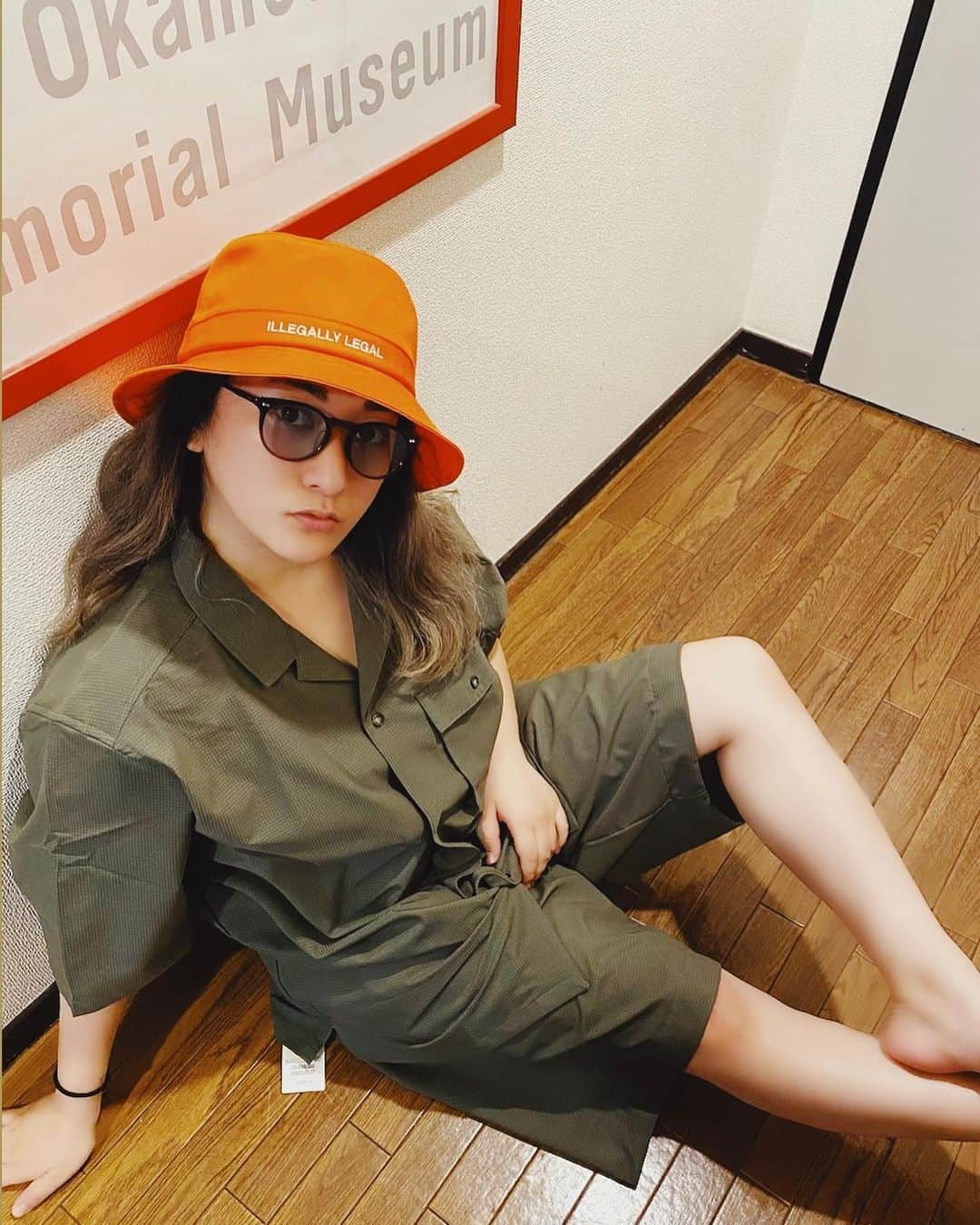 Saki のインスタグラム：「@coflo_store ﻿ でふらっとお買い物🧡　﻿ ﻿ Bに似合うで😳買いや！言うて﻿ 買わせたセットアップ﻿ ワタシが着たいやつ🤣笑笑　﻿ ﻿ @rajabrooke_asia 🌴  メンズの服が気になるわ😎﻿ ﻿ キレイな🍊オレンジの﻿ #バケットハット ﻿ @nothinspecialnyc  とタイダイソックスもGET✌️💕﻿ ﻿ @whimsysocks 🧦」