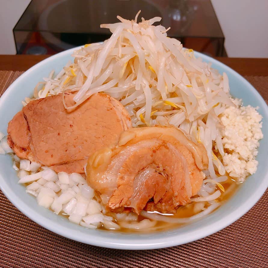 休日課長さんのインスタグラム写真 - (休日課長Instagram)「家で桐龍。初めてお店で食べた時の感動は忘れられない…麺がこんなにもうまいなんて。もうたまらん。やっぱりめちゃくちゃうまい。ごちそうさまです。 無我夢中ですすった為、麺の写真撮り忘れました。」5月17日 21時09分 - kyujitsu_kacho