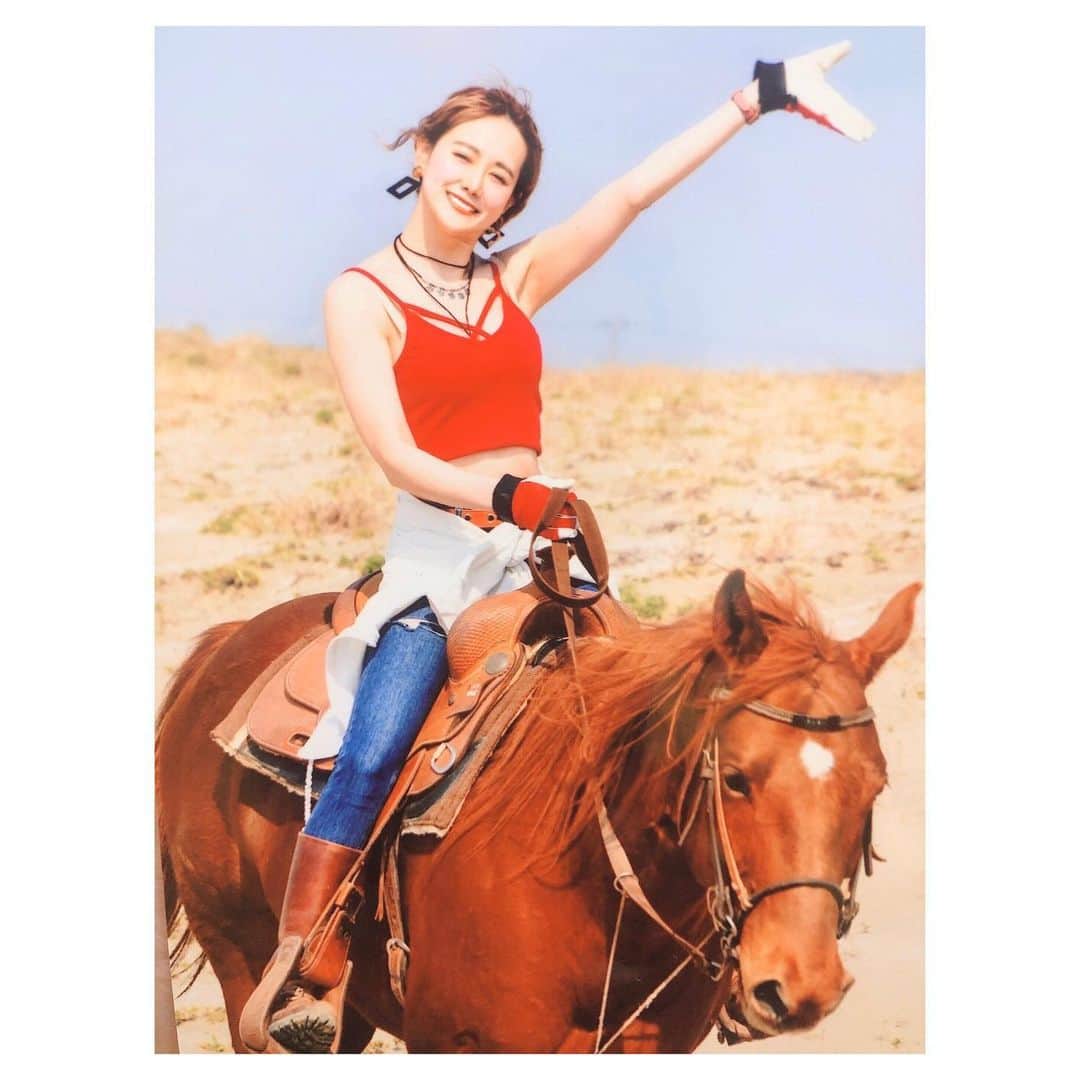 日向カンナさんのインスタグラム写真 - (日向カンナInstagram)「スポーツ大好きカンナです🙌 早く外に出て運動やダンスをしたい気持ちを、写真で外を感じてもらえたらと思います😊👒 ・ #過去pic  馬術をもっと身につけて、本当にオリンピックを目指したいと夢見てたのが、馬ですね😊! 最後に乗ったのは、3ヶ月前位かな。 5〜6年乗って、「馬と心を１つにする」技を身に付けました🤗! でも、教える時にそれを言うと、皆困り顔をします、、、笑 しっかり馬術も教えます😅はは。 ・ 何事も続けることが本当大切だと気付かされます😋! 前にソロアーティストとして、地下アイドルなどの現場も3年位やったことで、考え方や精神的にも学んだことが多かったので、何事もすぐ諦めないようになりました🌷 精神的にキツいことも多かったですが…☺️💦 そこで出逢えた方が今も応援してくれてたりもするので、これからも挑戦する姿勢を忘れず生きますぞ❗️ ・ 皆さんの隠れた夢も教えてください👐🏻 私は馬術でオリンピックに出ることです😂 ・ #乗馬 #馬術 #馬 #スポーツ #スポーツ女子 #outdoor #趣味 #オリンピック #目標 #夢はでっかく #夢 #運動 #青空 #恋しい #写真 #スポーツ好き #アクティブ女子 #筋肉 #続ける #大切さ #清々しい #届け #ありがとう #いつもありがとう #ショートヘア #コメント大歓迎 #嬉しい #幸せ」5月17日 21時14分 - kanna_hinata