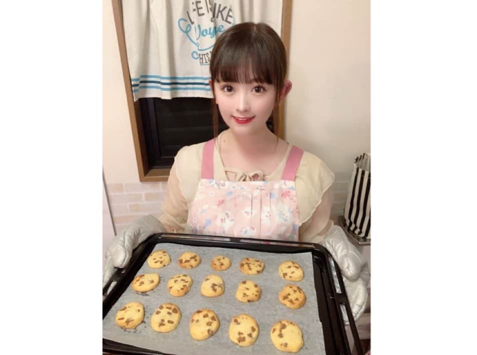 武井紗良さんのインスタグラム写真 - (武井紗良Instagram)「チョコチップクッキーを焼きました♡ 今日は珍しくエプロンを着けてお料理していました☺︎」5月17日 21時18分 - sweets_sweetss