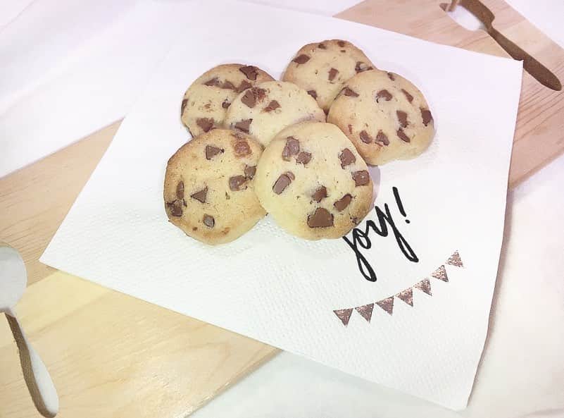 武井紗良さんのインスタグラム写真 - (武井紗良Instagram)「チョコチップクッキーを焼きました♡ 今日は珍しくエプロンを着けてお料理していました☺︎」5月17日 21時18分 - sweets_sweetss