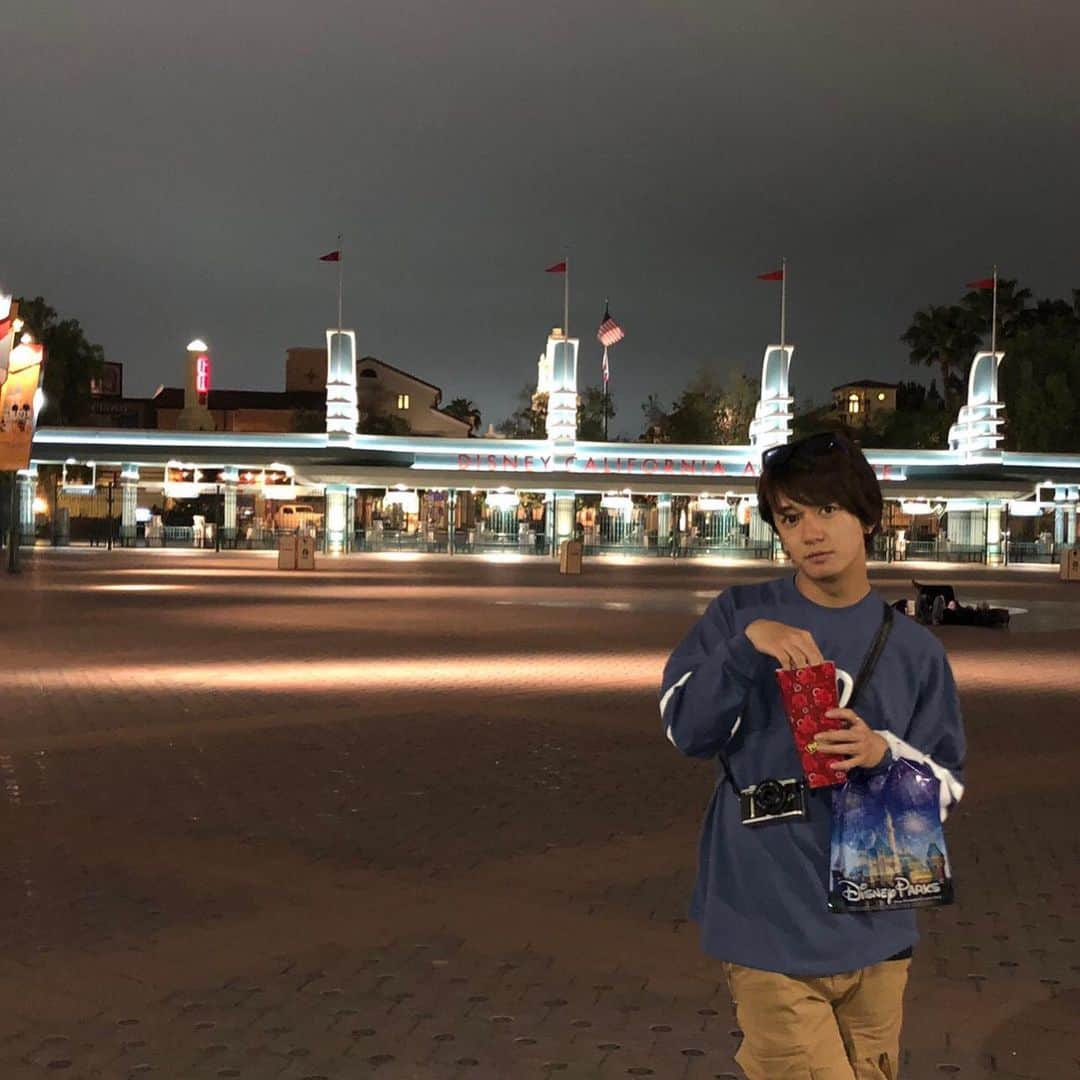 大倉士門さんのインスタグラム写真 - (大倉士門Instagram)「またもいつかのシリーズ🙋‍♂️💕 テーマパークに行った時は、常にポップコーンとかお菓子を片手に歩いております🚶‍♂️💫楽しかったときのやーつ。早く旅行に行きたい。早くちゃんと仕事がしたい。もう少し！」5月17日 21時20分 - shimonsmile