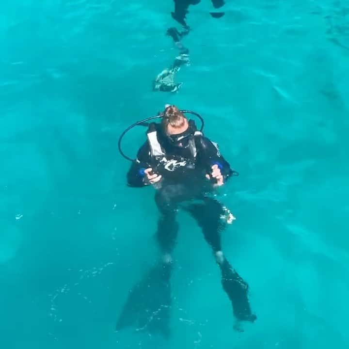 マチルドU・クラマーのインスタグラム：「#tb to when it was possible to explore the world 🐠 . . 🎥 @karolinekramer  #exploring #world #diving #ocean」