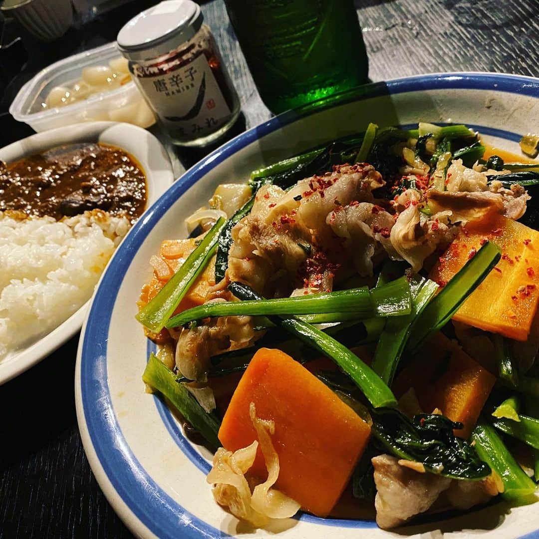 TOGGYさんのインスタグラム写真 - (TOGGYInstagram)「午後からの仕事ひと段落。  大量の野菜を中華風炒めに。 遅い晩ご飯、カンパーイ🍻」5月17日 21時23分 - dj_toggy