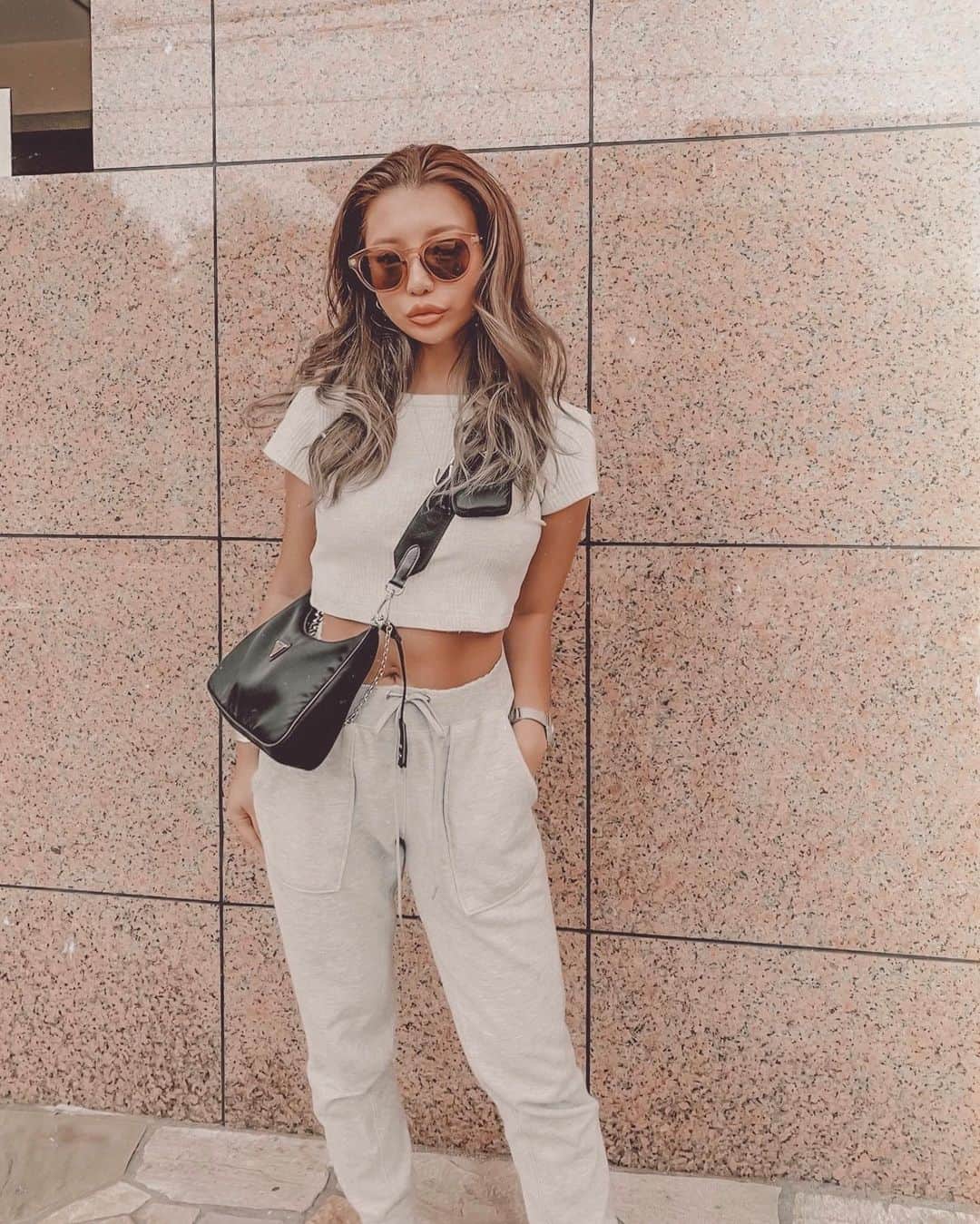 のインスタグラム：「HAPPY SUNDAY🌞🌈✨ . . 胡蝶さんカラー3日で落ちました🦋w . sunglasses @flex_japan  tops @_juemi_  bottom @gu_global  bag @prada」