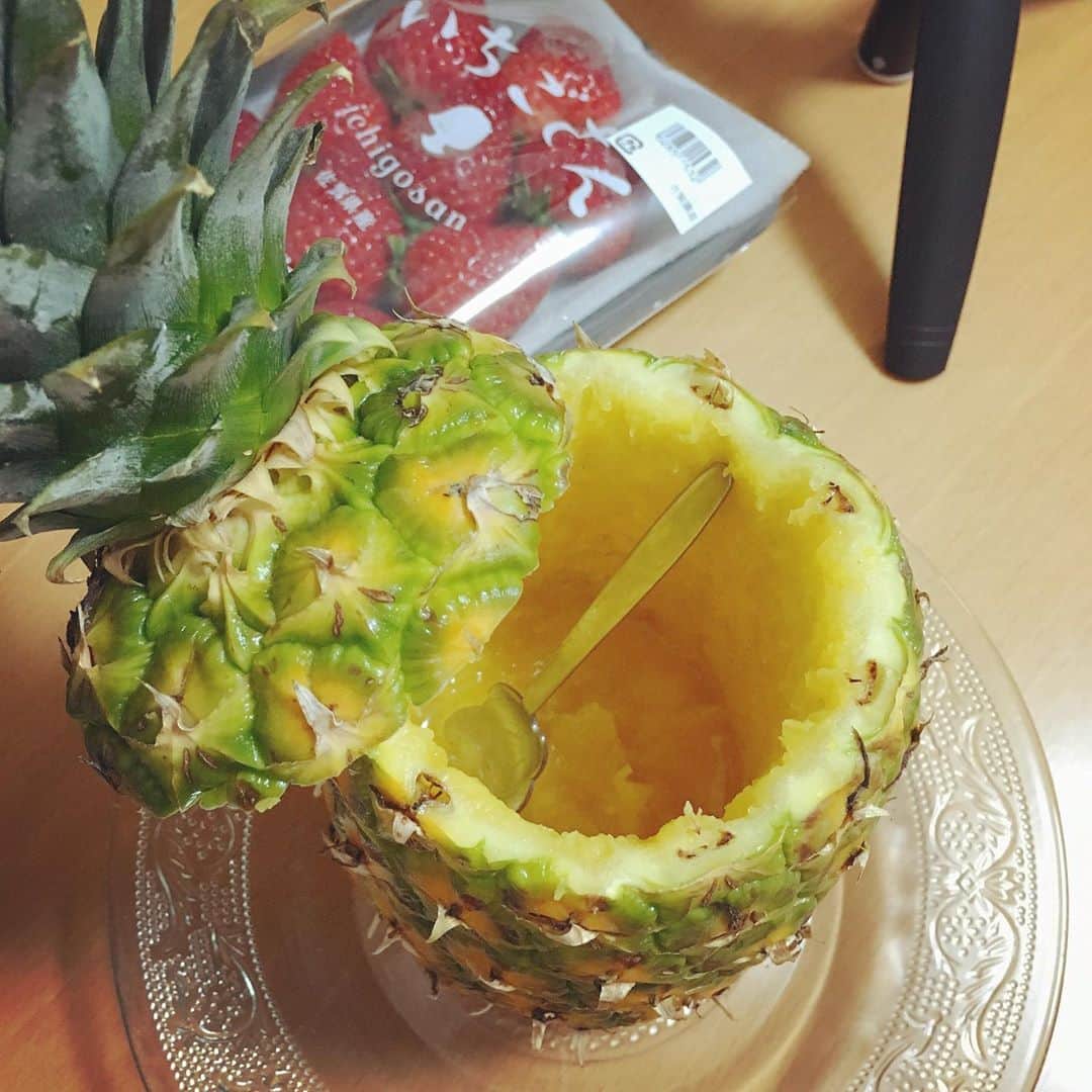 朝見心のインスタグラム：「(∵)﻿ ﻿ 皆さま！今晩もお付き合いいただき﻿ ありがとうございましたー！！！﻿ ﻿ すごく楽しかったです！﻿ パイナップルも美味しかったです！﻿ ﻿ テンション上がって﻿ 丸々1個食べちゃったけど﻿ それは配信をご覧いただいた皆さまと﻿ 私だけの秘密…🍍﻿ ﻿ 配信中にアロハー！って﻿ 何回もコメントいただいてたのに﻿ アーカイブで初めて気付きました！﻿ アロハ返し出来なくてすみません！！！﻿ アロハー！マハロー♫﻿ ﻿ アロハの絵文字めちゃくちゃ可愛かったので﻿ もしこれ気付いていただけたら﻿ あのアロハの文字を﻿ コメントに残しておいてくださいー♫﻿ ﻿ 今日のインスタライブも﻿ アーカイブに残しましたので﻿ 24時間だけですが見逃した方は﻿ 是非アーカイブでご覧ください☀︎﻿ ﻿ 今回は#旅先で買った洋服シリーズ 第2弾﻿ ハワイで買ったムームー(ワンピース)でしたー！﻿ ﻿ 写真はいただいた『三脚』(万能・フル活用)と﻿ 佐賀県の苺『いちごさん』と﻿ みんなと一緒でテンションあがって﻿ 『完食したパイナップル』と『亀さんスプーン』﻿ ﻿ ハワイらしい最強可愛い﻿亀さんスプーンは 10年くらい前に﻿日本のどこかの水族館で買ったよ！﻿ 今日初めて使いました！﻿ 買っといて良かった！﻿ ウミガメ好きやねん！𓆉﻿ ﻿ 来週も21日の日曜日﻿ 夜20時から配信予定です☺︎﻿ ﻿ もし『こんな配信がみたい！』などの﻿ ご希望があれば是非この投稿のコメントに﻿ 記載してください＼(∵)／﻿ ﻿ 来週もみんな元気で会いましょう♫﻿ ﻿ #ハワイ#HAWAII#ハワイアン#HAWAIIAN﻿ #パイナップル#pineapple#🍍﻿ #アップル#apple#🍎﻿ #ペン#pen#🖋﻿ #ウミガメ#うみがめ#海亀#海がめ#海ガメ#𓆉#🐢﻿ #モッパン#먹방#🍽﻿」