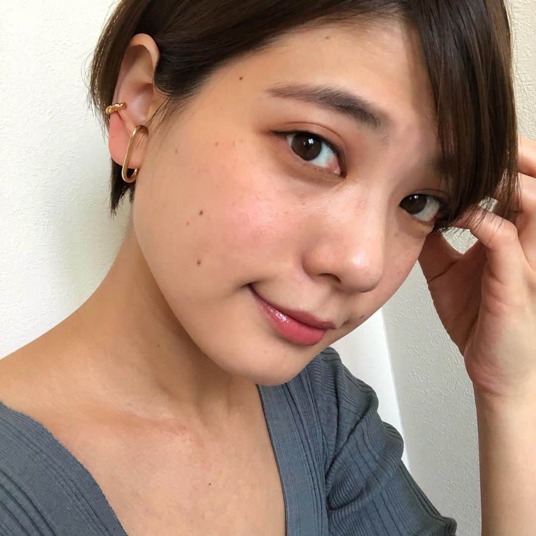 石川瑠利子のインスタグラム：「﻿ おうちじかんにアクセをつけて気分をあげてみたり🥳✨イヤーカフは @roomx601 のです❤️﻿ 片耳に2つつけたけど、両耳に１つずつつけることもできて一石二鳥なのですっ🙆🏻‍♀️💕﻿ ﻿ ﻿ #accessory ##earcuff #room #roomx601 #アクセサリー #イヤーカフ」