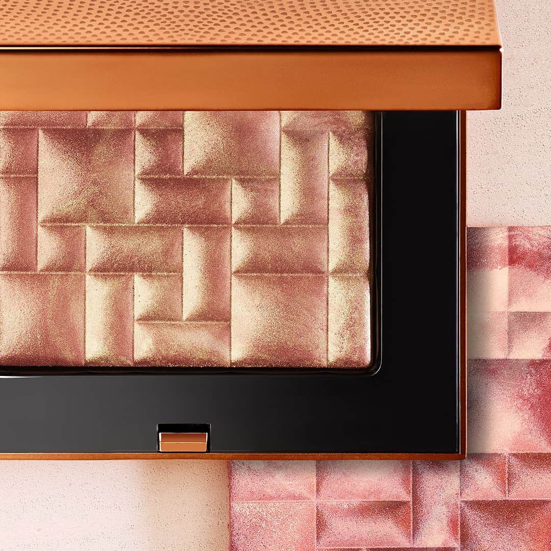のインスタグラム：「Glowing with excitement. ✨We have a big reveal tomorrow. Any guesses? - #bobbibrown #summermakeup #highlighter #sunkissedskin」