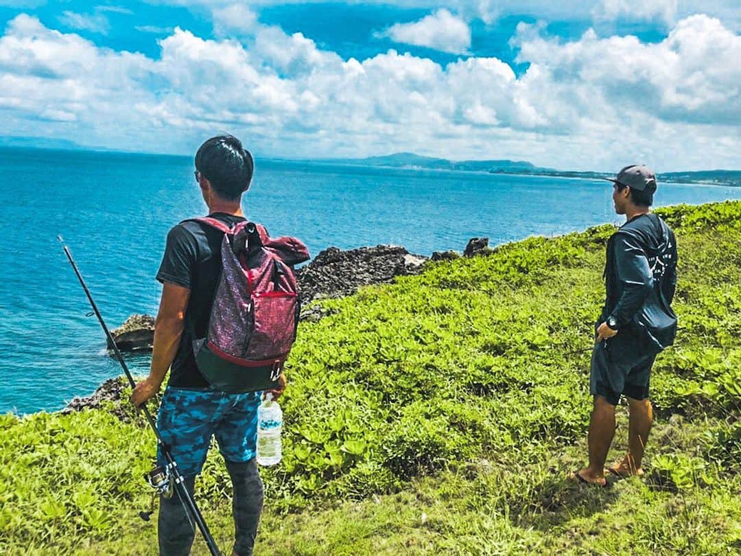 のインスタグラム：「: こんな所で釣り場探してるんですよ 沖縄ならではの陸っぱりフィッシング 最高だよね🎣 #沖縄 #沖縄旅行  #沖縄移住 #釣り #釣り好きな人と繋がりたい  #磯釣り #ショアジギング #ルアーフィッシング  #陸っぱり #フィッシング #シマノ #癒しの時間 #海のある生活 #自然のある暮らし #休日の過ごし方 #okinawa #dayoff #walk #fishing #fishinglife  #fisherman  #shorejigging  #lurefishing  #shimano #okinawatrip  #okinawalife  #okinawajapan」