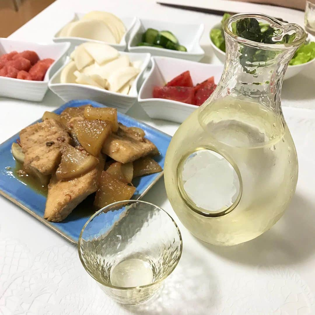 野口綾子さんのインスタグラム写真 - (野口綾子Instagram)「く、ぼ、た〜😍😍😍😍 今日はキンキンに冷えた日本酒を飲むぞー！🍶 お正月にちょびっと舐めるように熱燗を口にしましたが、ちゃんと日本酒を飲むのは産後初！1年半以上ぶりの冷酒、ううううう〜〜〜〜うんまーーーい😍😍😍😍😍😍 夜ご飯兼おつまみは、メカジキと大根のゴロゴロ煮、見た目はイマイチだけど美味しいんですよ〜。あとはお漬物と明太子とトマトとサラダ。 ああ、幸せ🤤💕 #久保田千寿 #日本酒 #冷酒 #息抜き #育児 #こそだてぐらむ」5月17日 21時58分 - ayako__n