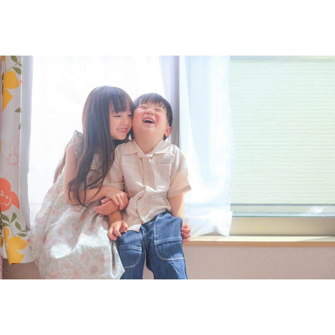 Ai.tさんのインスタグラム写真 - (Ai.tInstagram)「. 今日夕飯の支度してて、パパと子どもたちは色鬼をやってたみたいなんだけど、 その時パパが鬼で「ちゃいろ」って言ったら 昊也が真っ先にパパの顔を触りに来たらしい😂😂😂 . それを聞いて涙が出るほど笑いました😂 . 暑いなかお仕事おつかれ😅👍 . ここ2ヶ月近く、ひたすら家か庭か… そりゃストレス溜まるだろうに、（ママにも怒られるし） なのに毎日楽しそうにニコニコしてくれてありがとう^ ^ 私もちょうどホルモンバランス崩れてる時期で（年々ひどくなる）ちょっと言い方がキツくなってしまうことがあるけど 子どもたちを見習って毎日を楽しみたいと思います💁‍♀️#ほどよく手抜きしながら . . 2020.05.17  #FUJIFILM #fujifilm_xseries #xt30 #今日もX日和 #tokyocameraclub #東京カメラ部 #photo #写真 #子どもの写真 #カメラ #ファインダー越しの私の世界 #何気ない瞬間を残したい #ママカメラ #RECO_ig #私の見る世界　#cuddlephoto #抱きしめたくなる写真」5月17日 22時00分 - ngs.rky.kuy