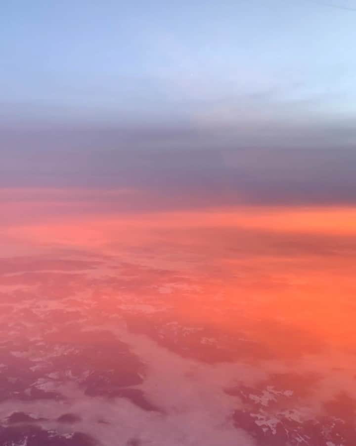 ソニアのインスタグラム：「Beautiful sunrise/sunset moments that I relive when I close my eyes. I find it calming especially in stressful moments 🦋 Hope you had a wonderful weekend!」