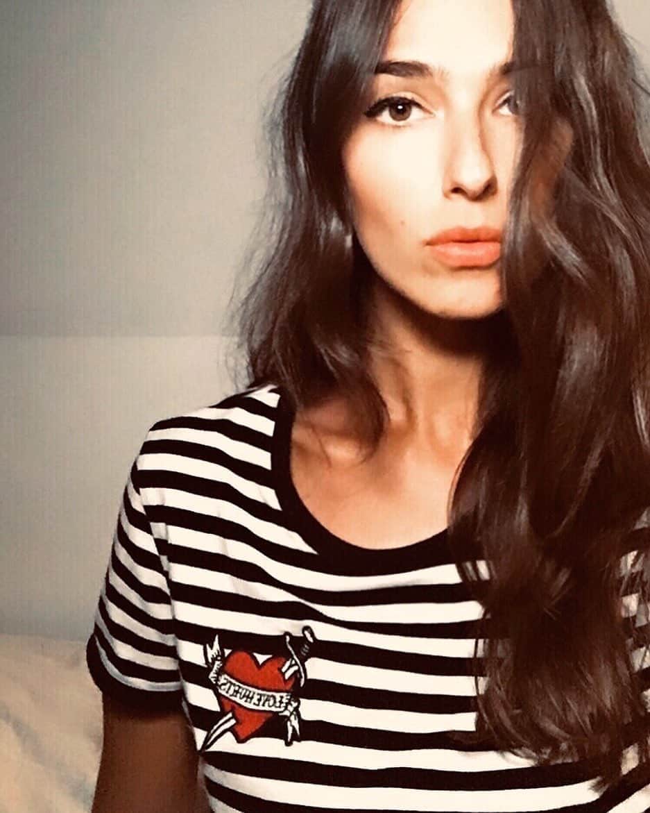 Stella Egittoのインスタグラム：「17 Maggio,  23 righe in petto, 781 pensieri buoni e 14 cattivi, 30 gradi centigradi fuori, 74 triliardi di elettrostaticità nei capelli. Che faccio secondo voi,  DO I NUMERI  o meglio che  RIGO DRITTA? . . . #diariodibordo #mysweetquarantine  #nowhere」