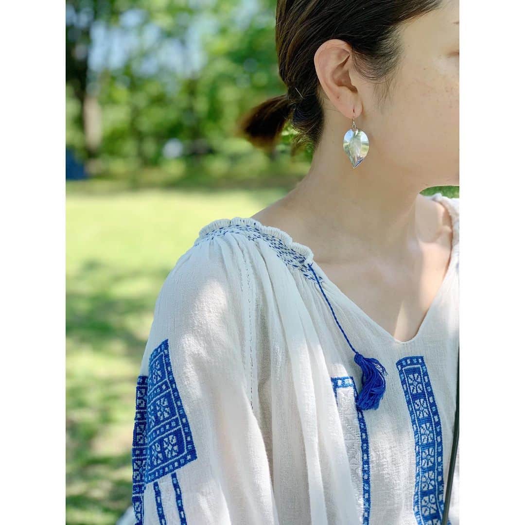 のインスタグラム：「🌷🌷🌷﻿ ﻿ 愛しい刺繍🧵﻿ ﻿ 10年くらいに前に買ったvintageのブラウス。﻿ 何度断捨離しても、これは手放せない1着🤲﻿ ﻿ ﻿ #blouse #vintage﻿ #embroidery﻿ #stitching﻿ #handmade﻿ #fashion」