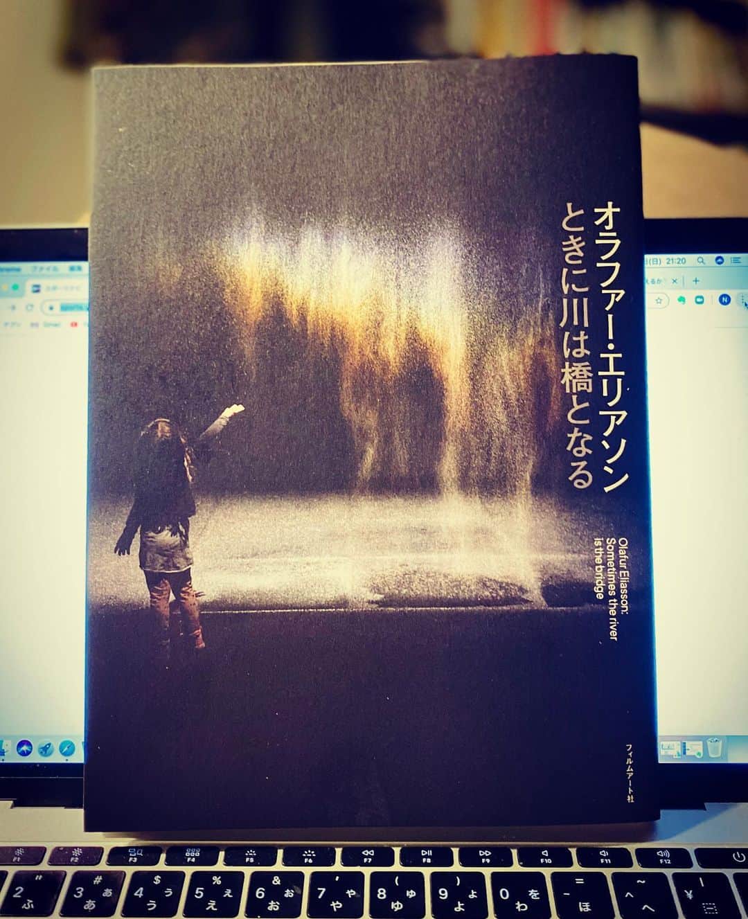 伊藤直樹のインスタグラム：「とても楽しみにしてた東京都現代美術館でのオラファーエリアソンの展覧会「ときに川は橋となる」は会期が2020年3月14日から6月14日なのだが、あいにく、いまだに開幕できない塩漬け状態。オラファーの場合はインスタレーションが基本なので、体験してなんぼのところがあるのでオンライン美術館ってわけにもいかない。当然、NetflixのAbstructも観たし、STAYING TOKYOの長谷川祐子さんとのトークも見たし、今回の美術手帖「新しいエコロジー」号でのインタビューもとても面白かった。でもって、この図録がとにかく素晴らしい。実は、アートの展覧会においては、インプットという意味では、展覧会そのものと同じかそれ以上に図録を重要視しています。この図録が素晴らしいのは、スタジオ・オラファーエリアソンのスタッフのインタビューが載っていること。PARTYもクリエイティブスタジオの一種になるのだが、世界でいつもウォッチしているスタジオがあって、それは、村上さんのカイカイキキであり、スタジオ・ムンバイであり、名和さんのSANDWICHであり、それとこのスタジオ・オラファーエリアソン。かならず、作品には制作の裏側があり、チームのビジョンがあり、集団制作のシステムがある。その秘密が少しだけ知れる貴重なインタビューがとても興味深い。製作者の意図を知ることが、何よりの制作のヒントになるのでとてもとても有り難い。なんとか開幕できることを祈るばかり🤞 #オラファーエリアソン  #olafureliasson  #図録」