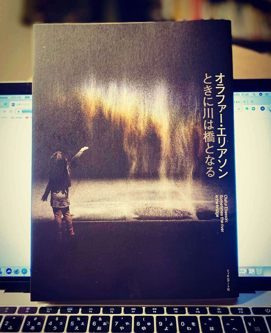 伊藤直樹さんのインスタグラム写真 - (伊藤直樹Instagram)「とても楽しみにしてた東京都現代美術館でのオラファーエリアソンの展覧会「ときに川は橋となる」は会期が2020年3月14日から6月14日なのだが、あいにく、いまだに開幕できない塩漬け状態。オラファーの場合はインスタレーションが基本なので、体験してなんぼのところがあるのでオンライン美術館ってわけにもいかない。当然、NetflixのAbstructも観たし、STAYING TOKYOの長谷川祐子さんとのトークも見たし、今回の美術手帖「新しいエコロジー」号でのインタビューもとても面白かった。でもって、この図録がとにかく素晴らしい。実は、アートの展覧会においては、インプットという意味では、展覧会そのものと同じかそれ以上に図録を重要視しています。この図録が素晴らしいのは、スタジオ・オラファーエリアソンのスタッフのインタビューが載っていること。PARTYもクリエイティブスタジオの一種になるのだが、世界でいつもウォッチしているスタジオがあって、それは、村上さんのカイカイキキであり、スタジオ・ムンバイであり、名和さんのSANDWICHであり、それとこのスタジオ・オラファーエリアソン。かならず、作品には制作の裏側があり、チームのビジョンがあり、集団制作のシステムがある。その秘密が少しだけ知れる貴重なインタビューがとても興味深い。製作者の意図を知ることが、何よりの制作のヒントになるのでとてもとても有り難い。なんとか開幕できることを祈るばかり🤞 #オラファーエリアソン  #olafureliasson  #図録」5月17日 22時07分 - naokiitoparty