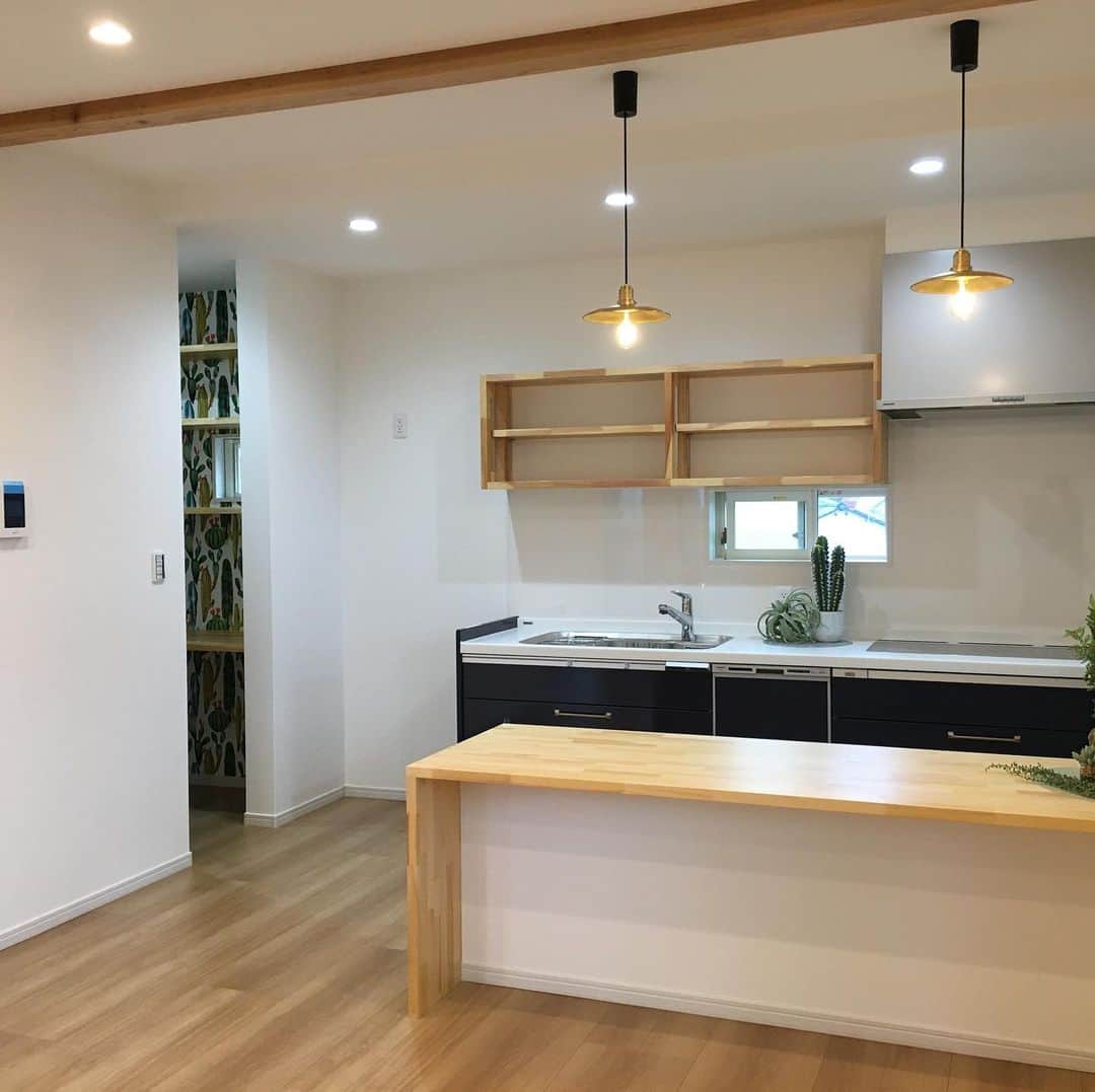 日大建築のインスタグラム：「新築完成☝️ #日大建築#カリフォルニアスタイル #サーファーズハウス新築#注文住宅#宮崎市#モダン#オシャレ#ビーチ#海#surf #ハワイ#アメリカン#大工#建築#設計#ウッドスタイル#中古住宅#リフォーム#リノベーション#カバードポーチ#ウッドデッキ#ヘリンボーン#マイホーム」