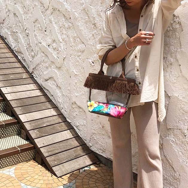 ラレイアのインスタグラム：「🌺 明日9:59まで🧡 こちら2,100円+taxです😍✨ ・ これからの季節にもぴったりなクリア素材にフリンジがお洒落なミニトートです❤︎ ・ 残り時間わずかなのでお見逃しなく😊 ・ ・ ・ ・ ---La Leia Precious Life(ラレイア)--- @laleia_official ・ 楽天市場店 https://www.rakuten.co.jp/laleia-p-life/ ・ au wowma店 https://wowma.jp/user/52666346 ・ Yahooショッピング店 https://shopping.geocities.jp/laleia-p-life/ ・ ・ @laleia_official  @colleenwilcoxgallery_jp  #colleenwilcox#art#hawaii#aloha#surf#beach#laleia#ハワイ#フォトジェニック#インスタ映え#インスタ女子#アロハ#ビーチ#海を感じる雑貨#ラレイア#アート#ビーチガール#サーフスタイル#大人カジュアル#トートバッグ#コリーンウィルコックス#ギフト#プレゼント」