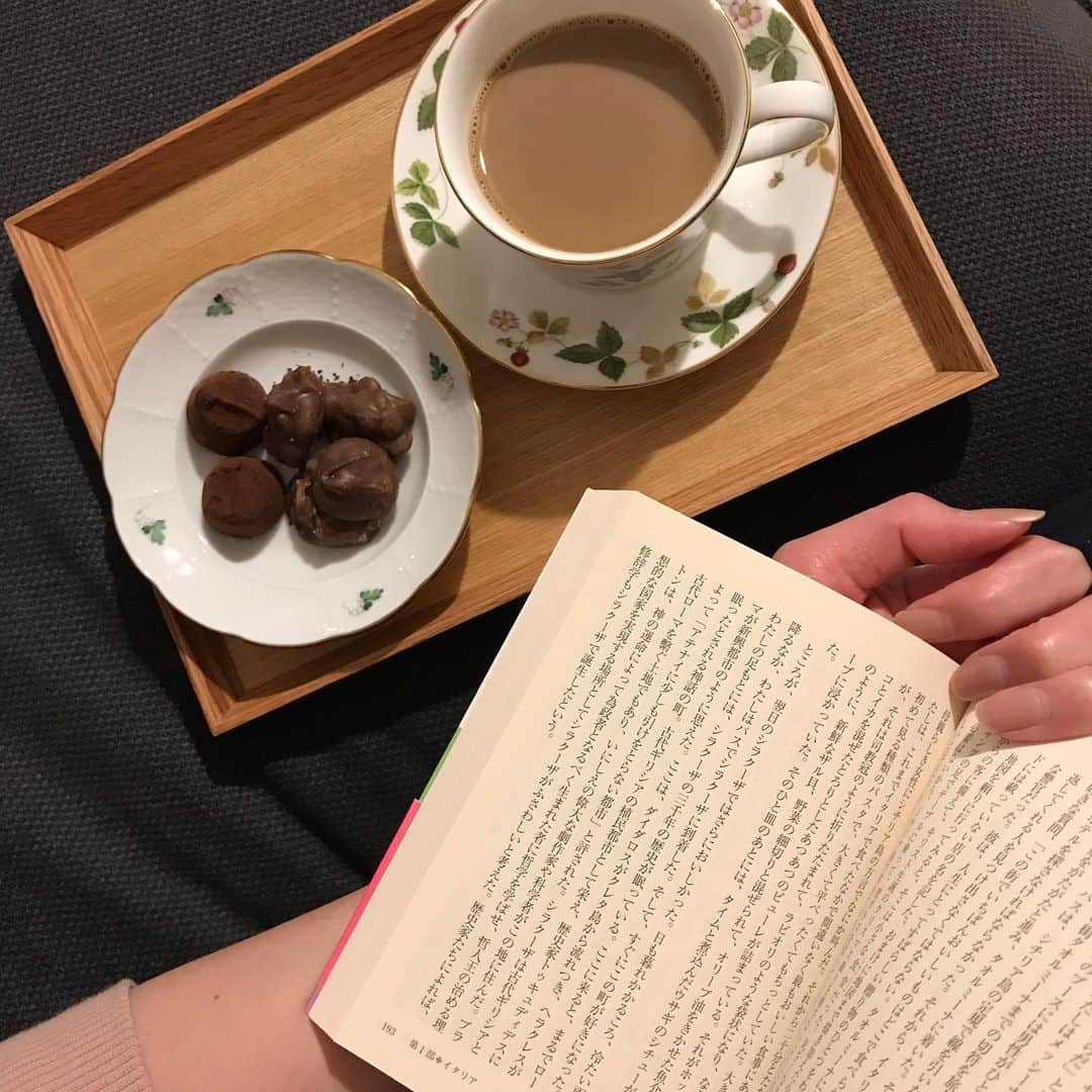 青山倫子さんのインスタグラム写真 - (青山倫子Instagram)「本を読むことか。 おやつを楽しむことか。 どちらがメインなんだろう。。 とよく思いながら本を読んでおります。 本を読んでいると思うと、おやつの罪悪感も少ないもんね。 自然と生活の音だけの中で過ごす、穏やかな時間が好き。  さて、優しい空気を纏っている可愛い佐藤美希ちゃん  @satomiki0626 からブックカバーチャレンジなるもののバトンを頂きました。 何にしようかな。  #青山倫子 #読書 #おやつタイム #どっちがメインだろうか #穏やかな時間 #好き #ピーナッツチョコ #忘れずにね #おうち時間 #うちで過ごそう #stayhome #enjoyhome #withme #ブックカバーチャレンジ」5月17日 22時20分 - noriko_aoyama1229