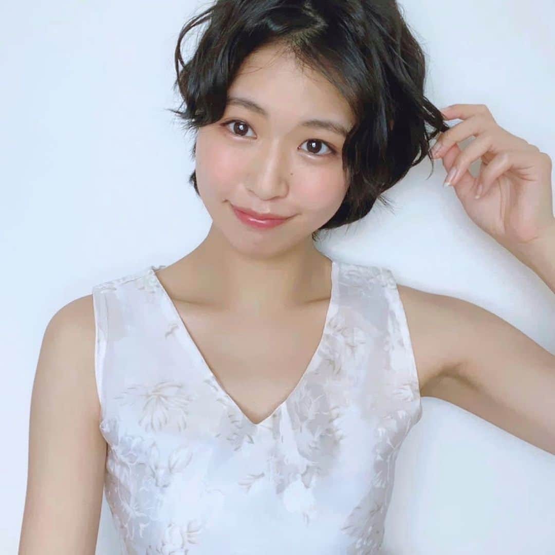のインスタグラム：「. . ロングの時もやったけど 巻くの好きだな〜  ショートになって 火傷が怖くて なかなか巻けなかったけど 慣れてきたしもっと色々 アレンジできるようになりたい♪  おうち時間 自分磨き頑張ります(๑•̀ㅂ•́)و✧ . #ショートヘアアレンジ  #ショート巻き髪  #簡単アレンジ #ヘアモデル  #サロンモデル風  #おうち時間 #美意識  #自分磨き #頑張る  #ヘアアレンジ #セルフアレンジ」