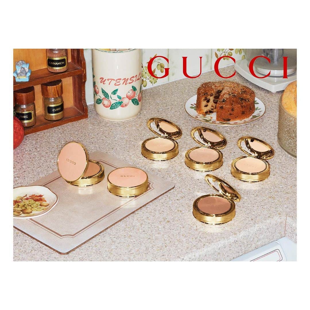 のインスタグラム：「Introducing @guccibeauty Poudre De Beauté Mat Naturel, a buildable face powder that creates an incomparably flawless complexion. Photographed by @martinparrstudio with creative direction by @alessandro_michele and art direction by @christophersimmonds, the ultra-smoothing mattifying pressed face powder is encased in a refillable click compact and available in 12 shades for a seamless match. Launching soon worldwide, #GucciBeauty Poudre De Beauté Mat Naturel is now available on Gucci’s website in Europe, Hong Kong and Australia. Discover more through link in bio. #AlessandroMichele」