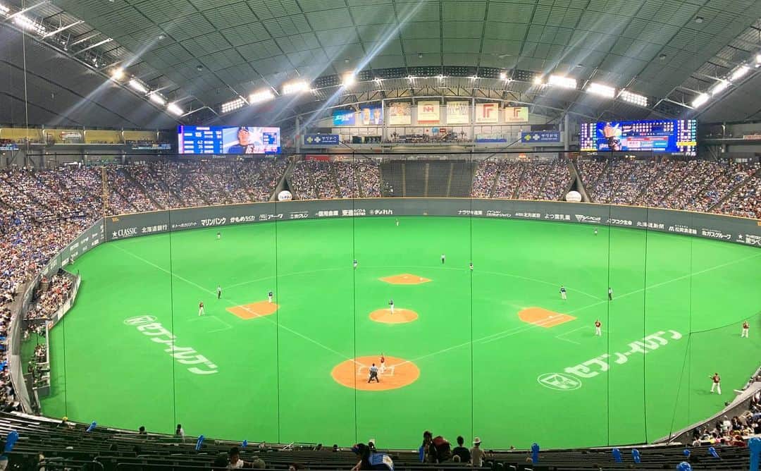 福田太郎のインスタグラム：「⚾︎野球があること⚾︎ ファイターズのオンライン取材で 実に２ヶ月ぶりのインタビュー🎤 直接会えなくても、想いがビシビシ伝わってきました💻 ⠀ 大田泰示選手は、鎌ヶ谷のグループ練習で 久しぶりに外で、思いっ切り打球を飛ばし、 気持ちの良い疲労を感じたようです🏟 そして、選手もファンも野球少年少女も みんなワンチームであと少しがんばろう！と 我慢へのエールを送りました💪 ⠀ 栗山監督は、選手が元気で居てくれたことが何より。 普通に野球が出来る、ありがたさを感じていました。 来月の開幕という目標に向かって、 離れていても心ひとつに、確実に前に進んでいます🏟 詳しくはあすのイチモニ！で！！！✌️ ⠀ #北海道日本ハムファイターズ #lovefighters #羽撃く そのときまで！#ワンチーム #ファイターズ #栗山監督 #開幕 #有原航平 投手に揺らぎなし！ #おうち時間 #パパの顔 #大田泰示 選手 曰く良い #キャプテン してます→#西川遥輝 選手 #ダグアウトトーク ありがとうございました😊」