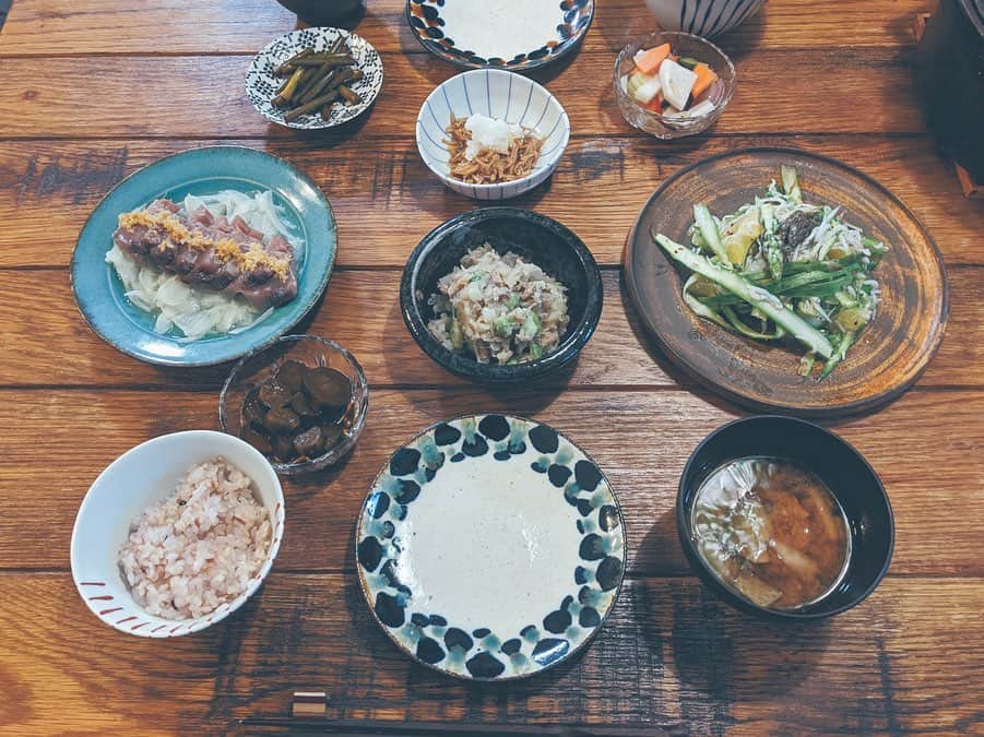 藤田敦子のインスタグラム：「ㅤㅤㅤ 【#blendakitchen 】 Dinner. ✔︎カツオたたきのマリネ ✔︎アスパラとニューサマーとしらすのサラダ ✔︎鯖缶と枝豆のポテサラ (レシピはとある媒体で紹介します❤️) ✔︎自家製なめたけおろし ✔︎ @usagifarm_ai うさぎ農園のニンニクの芽の漬け物 ✔︎自家製漬け物たち ✔︎お味噌汁 ㅤㅤㅤ アスパラは、 @yone_asakusa と @miyare38 が ライブしてた時の材料を見て 大雑把にただサラダにしてみたやつ🙏笑 @yuya67  @achako1001 夫妻に いただいたアスパラだお😍ありがとう！ 家にあったニューサマーオレンジと @nao_yamari07 のシラス、 あと @wdjatom から買ったオリーブオイルと オレンジビネガー、塩胡椒で味付け。 ㅤㅤㅤ カツオのたたきマリネは、 生の玉ねぎがダメな自分のために 新玉葱を炒めて冷やしてから カツオの上に生姜のせてポン酢かけた❤️ ばりうま😍」