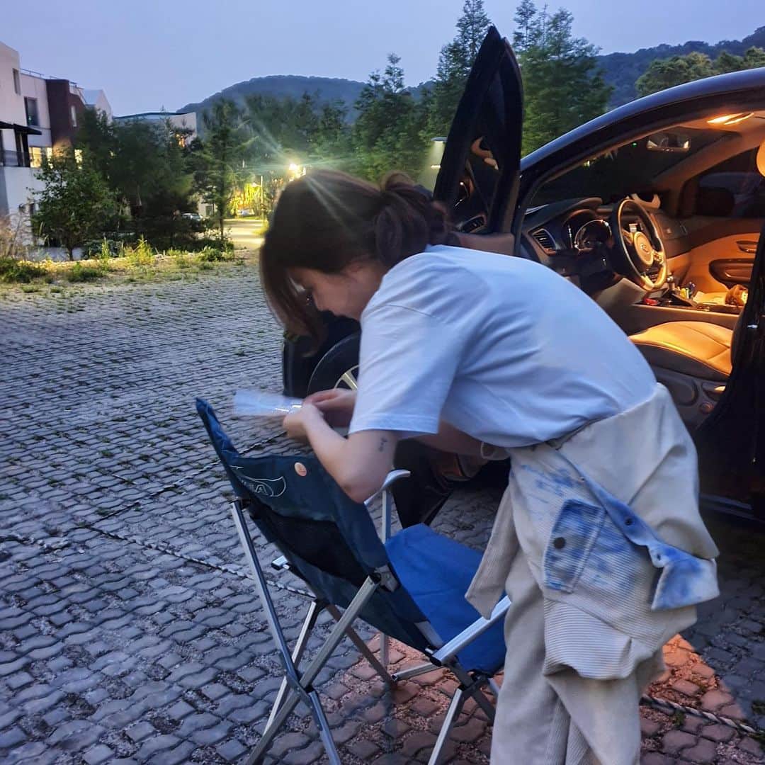 ソジン のインスタグラム：「촬영장 내의자🪑스티커붙이기😋🤓😎」