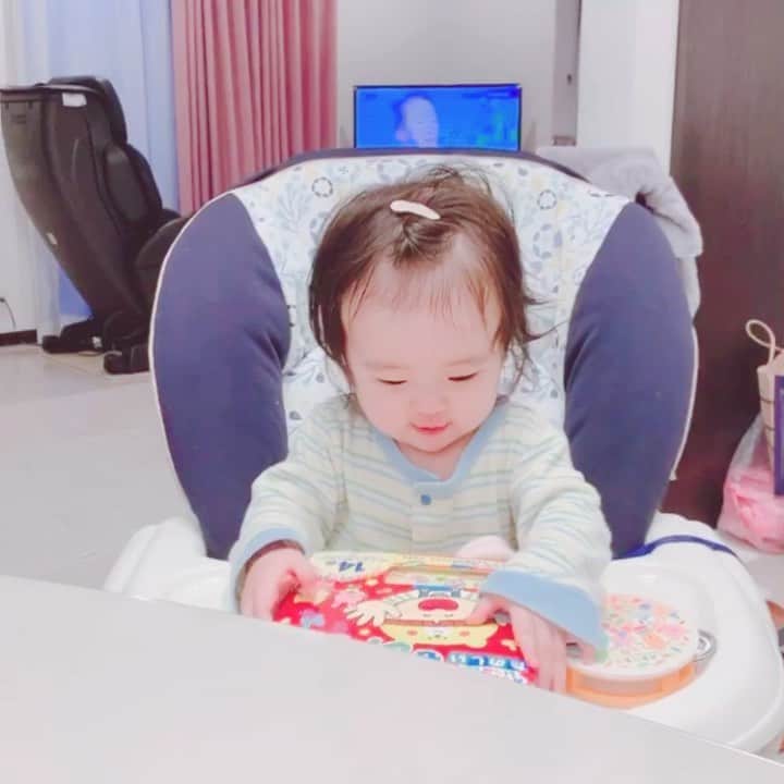 しほの涼のインスタグラム：「毎日。 夕飯の時間にテンションが凄まじいです😂 テンション上がりすぎて、ヨダレ垂らしてます🤣🤣 このお歌の絵本、頂き物なんだけど本当に役に立っていてこれを聴かせると、ジタバタして喜んでます☺️☺️ #生後10 ヶ月#よく笑う赤ちゃん #よく笑う娘#笑う角には福来たる #赤ちゃん#赤ちゃん動画#でんでん虫虫#歌の絵本#おかあさんといっしょ #令和ベイビー#赤ちゃんのあやしかた」