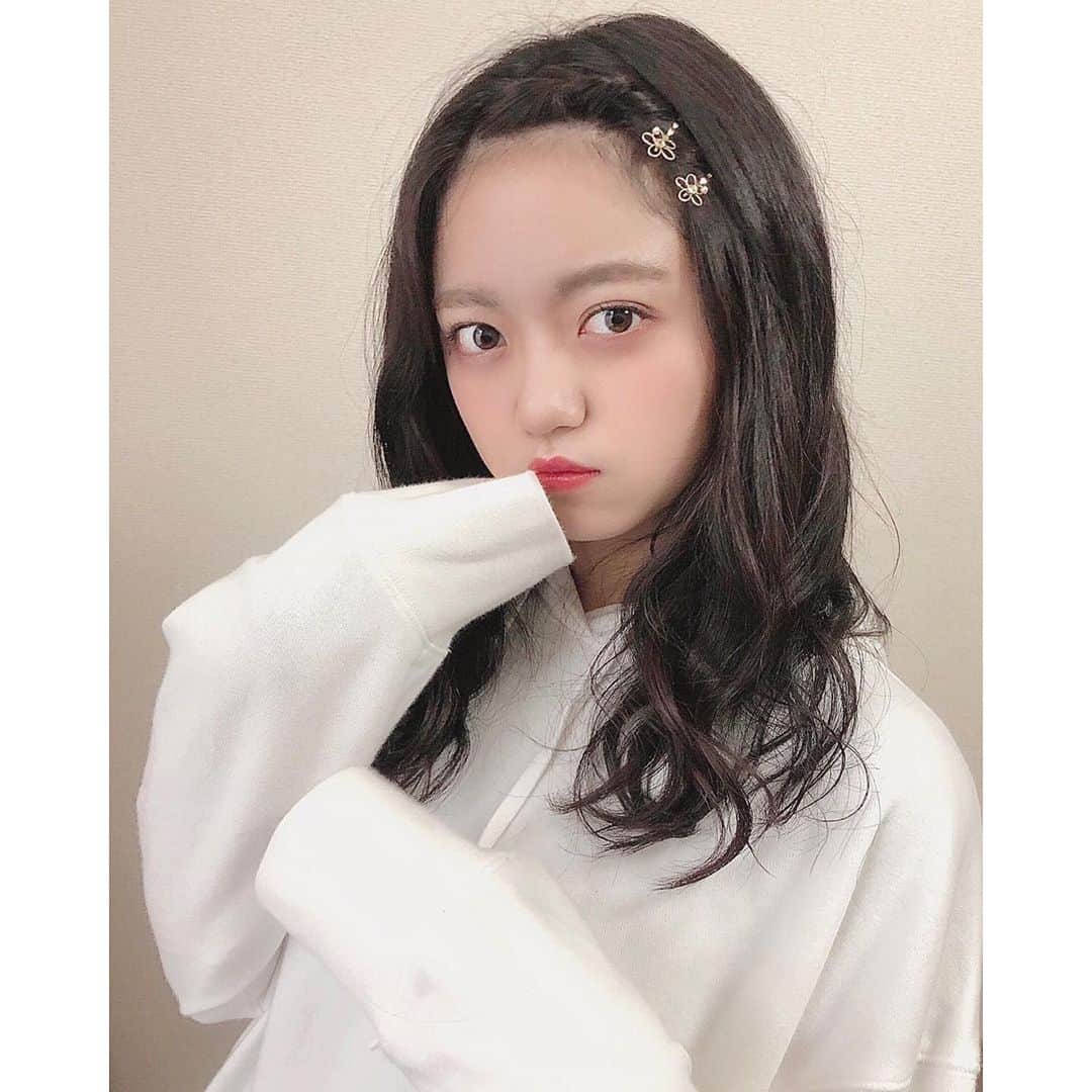 のインスタグラム：「最近パーカーすき🤍mayu.♡ ＊ ＊ ＊ #パーカー #パーカー女子 #おうち時間 #stayhome #ヘアアレンジ #簡単ヘアアレンジ #黒髪 #前髪 #前髪アレンジ #fashion #instagood #instalike #instafashion」