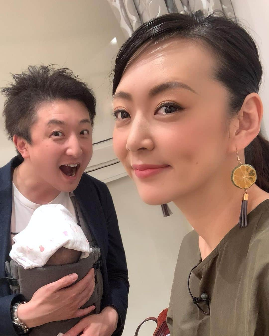 みかんさんのインスタグラム写真 - (みかんInstagram)「久々のお仕事✨ 久々すぎてモノマネ似てなかったどうしようと思ったけど、めちゃいっぱいやってしまったし楽しかったー🤣 また、情報はアップします💕 お仕事の関係者の方から頂いた🍊のピアス✨めちゃ可愛くないですか？ ハンドメイドみたいです🥰作れるなんてかっこいいなぁ👏 そして、何年ぶり？ 以前所属してたマネージャーに久々に現場で会いました💕 相変わらず可愛いワイちゃん✨ 「みかんさーん🧡」と甘えた感じで言うところは変わってないね(笑) ほんと、思い返すと前の事務所、クソお世話になってた🙇‍♀️ みんな元気かな？ 私も周りに負けないように頑張らなくちゃ💪 #久々の仕事 #オルガン坂生徒会の収録 #DHCさん #ものまね　みかん #オネェージャー #ママージャーもしてくれました #みかんピアス」5月17日 22時47分 - mikan02241984