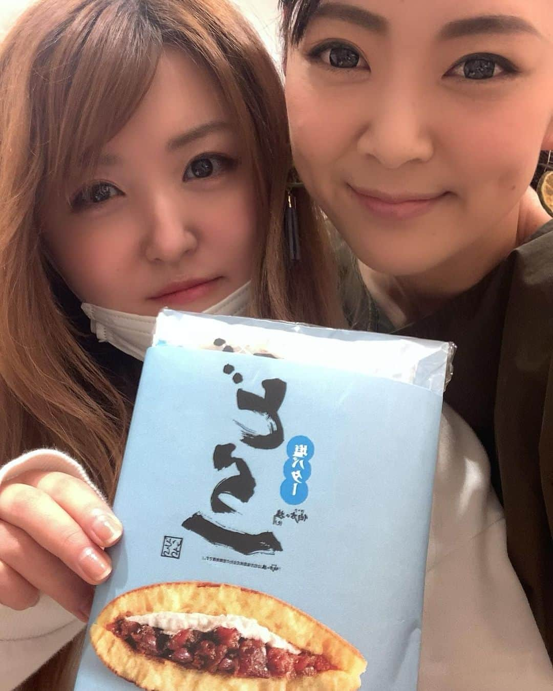 みかんさんのインスタグラム写真 - (みかんInstagram)「久々のお仕事✨ 久々すぎてモノマネ似てなかったどうしようと思ったけど、めちゃいっぱいやってしまったし楽しかったー🤣 また、情報はアップします💕 お仕事の関係者の方から頂いた🍊のピアス✨めちゃ可愛くないですか？ ハンドメイドみたいです🥰作れるなんてかっこいいなぁ👏 そして、何年ぶり？ 以前所属してたマネージャーに久々に現場で会いました💕 相変わらず可愛いワイちゃん✨ 「みかんさーん🧡」と甘えた感じで言うところは変わってないね(笑) ほんと、思い返すと前の事務所、クソお世話になってた🙇‍♀️ みんな元気かな？ 私も周りに負けないように頑張らなくちゃ💪 #久々の仕事 #オルガン坂生徒会の収録 #DHCさん #ものまね　みかん #オネェージャー #ママージャーもしてくれました #みかんピアス」5月17日 22時47分 - mikan02241984