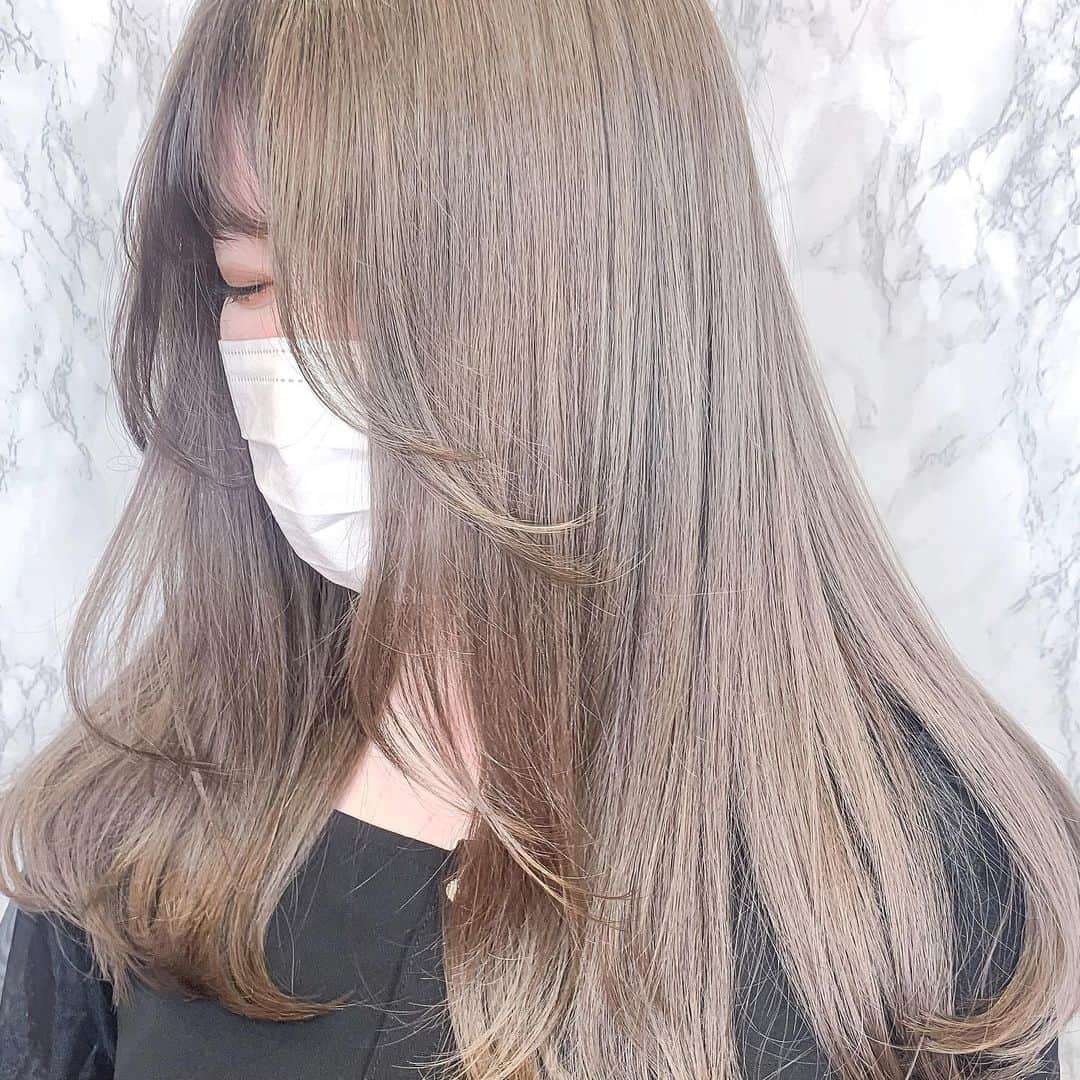 原涼香のインスタグラム：「ワンホン🇨🇳ちゃんみたいな 上品ベージュでワンランク上のスタイル🤍 『  𝐕𝐚𝐧𝐢𝐥𝐥𝐚 𝐛𝐥𝐨𝐧𝐝 』ㅤㅤㅤㅤㅤ ケアブリーチ必須です🌹」