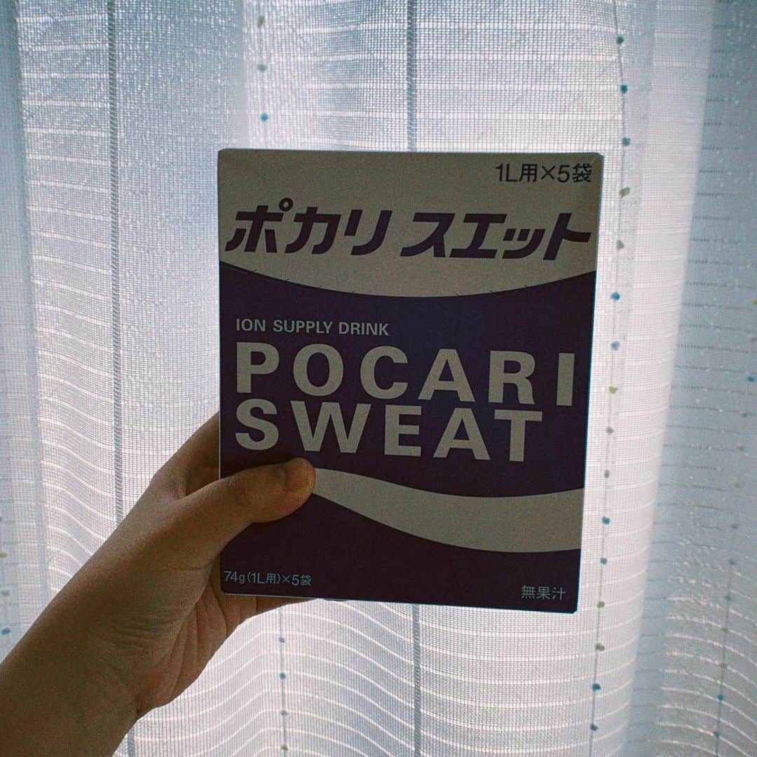HONOKAのインスタグラム：「.〻  お父さんが体には気をつけてね、って送ってくれた🙏🏻 パッケージがちょっと懐かしくてぱしゃり。お父さんありがと〜〜 #pocarisweat」