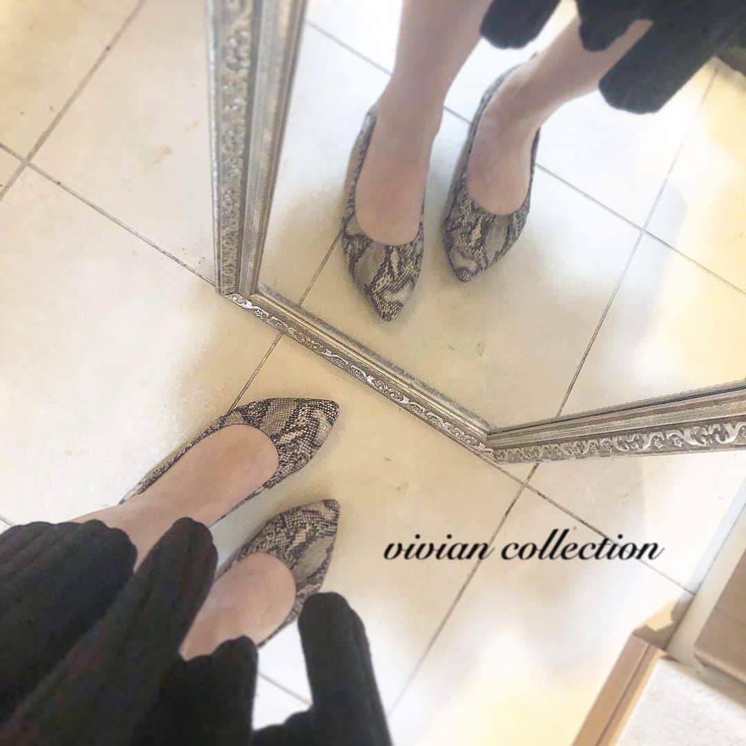 菊池かなこのインスタグラム：「👗𝑓𝑎𝑠ℎ𝑖𝑜𝑛👠 . 初めてのパイソン柄は @vivian_collection_official のパンプスで✨ ギャザーになっているから、 カッコよくなりすぎなく可愛く履ける🎶 ローヒールでクッションが入っていて 長時間歩いても疲れない🙆‍♀️ . . ୨୧┈┈┈┈┈┈┈┈┈┈┈┈┈┈┈┈┈୨୧ #fashion#ファッション#code#codenate #コーディネート#コーデ #viviancollection #vivian公式アンバサダー#vivianコーデ #2020ss #zozotown #ゾゾタウン #春ファッション #春コーデ #プチプラコーデ #プチプラファッション #プチプラ高見えコーデ#パンプスコーデ  #今日の靴 #靴好きな人と繋がりたい #足元倶楽部  #パンプス#パイソン柄パンプス#パイソン柄」