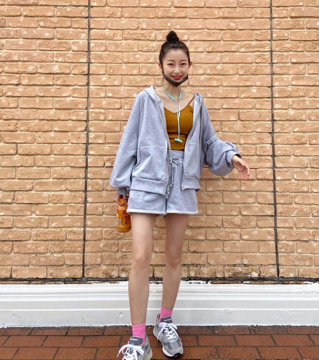 のインスタグラム：「久しぶりに外で運動💪🏽天気がいい外はやっぱり気持ちがいいですね🌞 #nagolic #newbalance992 #トレーニングウェア #リラックスコーデ #伊右衛門」