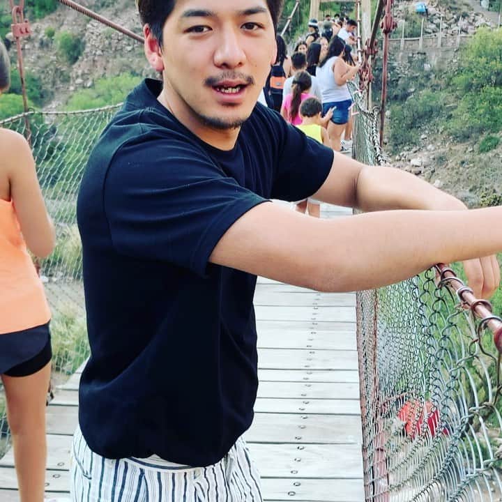 小柳津林太郎のインスタグラム：「なんだかんだ言って物理的に出会って一年ぐらいかな。  なんだかんだ言って一緒に色々やることになった。  なんだかんだは無かったけど、一緒にアルゼンチンに二週間行ってきた。  コロナや、あれやこれやあって、事業環境の変化に応じて、僕らも小刻みに変化し続けて、ようやく明日を迎える。  明日は、 @yuuta8337 にとっての、いや、僕らにとっての闘いがはじまるのさ。まだ、全容を全て出せるわけじゃないけど、勇太には思う存分、マーケットで暴れて欲しいとおもう。  のしあがるための道筋はそう簡単じゃないのは既にわかっていることである。あとはのしあがるまでにチャレンジと変化をし続けてられるか、だけだな。  明日からがんばろう！  皆さん、勇太君をフォローしてあげてください（アカウントとしてw）俺が知る限り、26歳で一番ワインや肉に詳しくも飲食業界で気合が入ってる尊敬すべき人です。  ちなみに、これは、アルゼンチン、メンドーサというところで、アンデス山脈の麓です。撮ったのは一月末ぐらいかな🇦🇷」