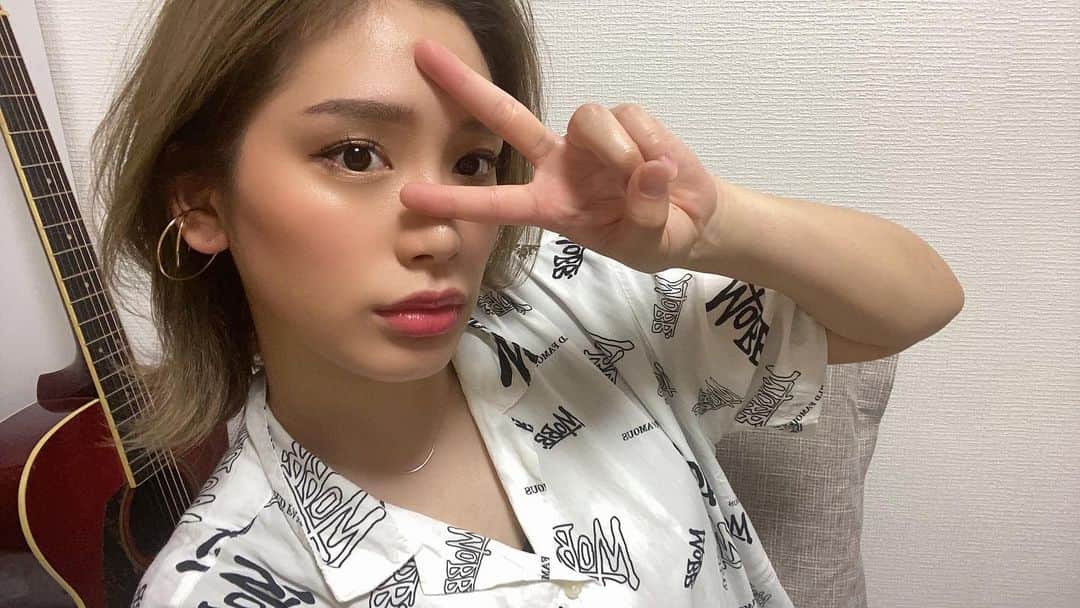 acaneのインスタグラム：「・ メイクを結構変えました😌 ・ 赤系メイクから 髪色に合わせてゴールド系に してみたよ💩💩💩 わかる？😚笑」