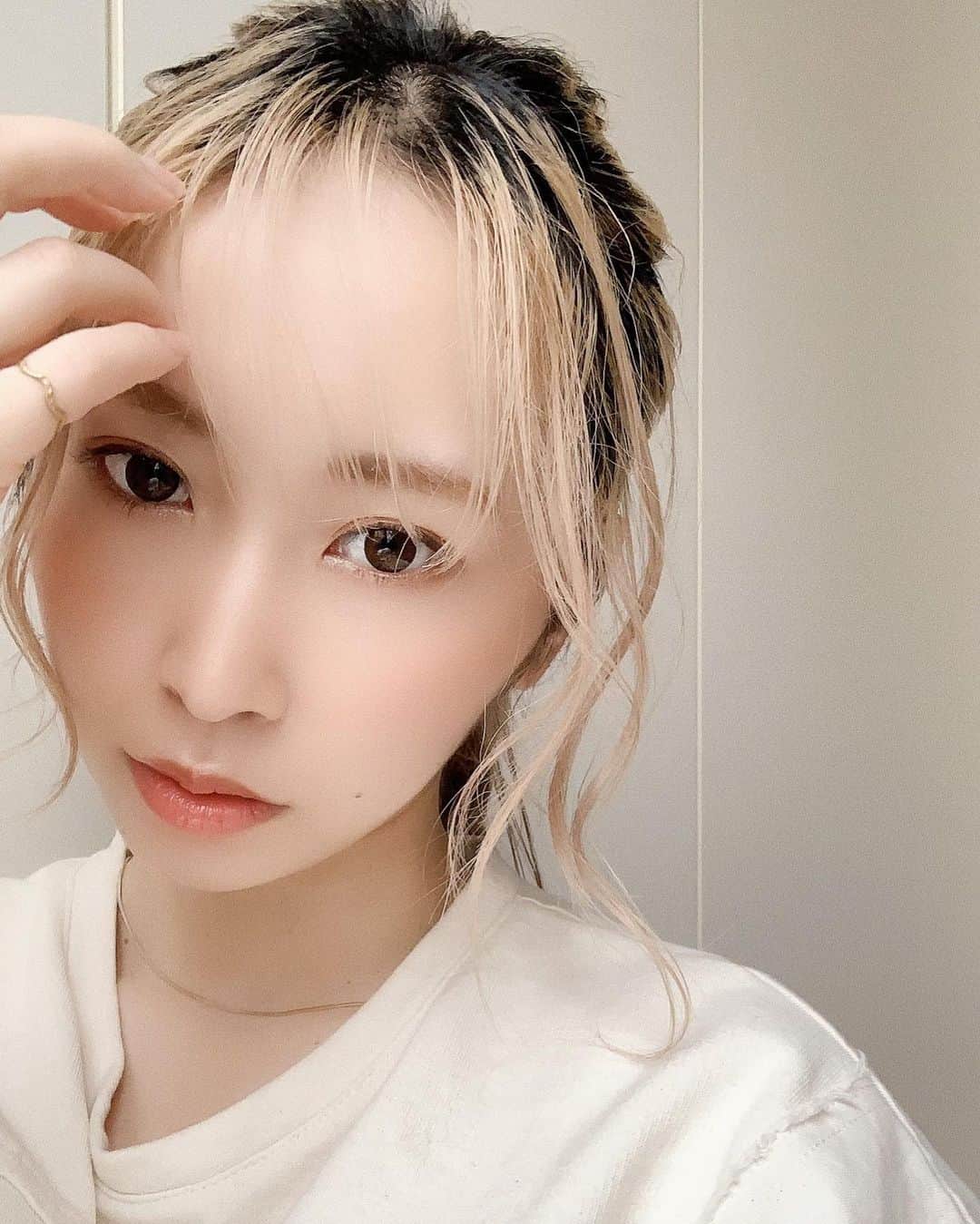 榊原伶奈のインスタグラム：「前髪も自分で切ったし 眉毛も染めたし 週末くらい化粧してる 髪縛ってればプリンもそこまで気にならない😇💫気がする #メイク　#春夏メイク #コスメ #オレンジメイク #ハイトーン」