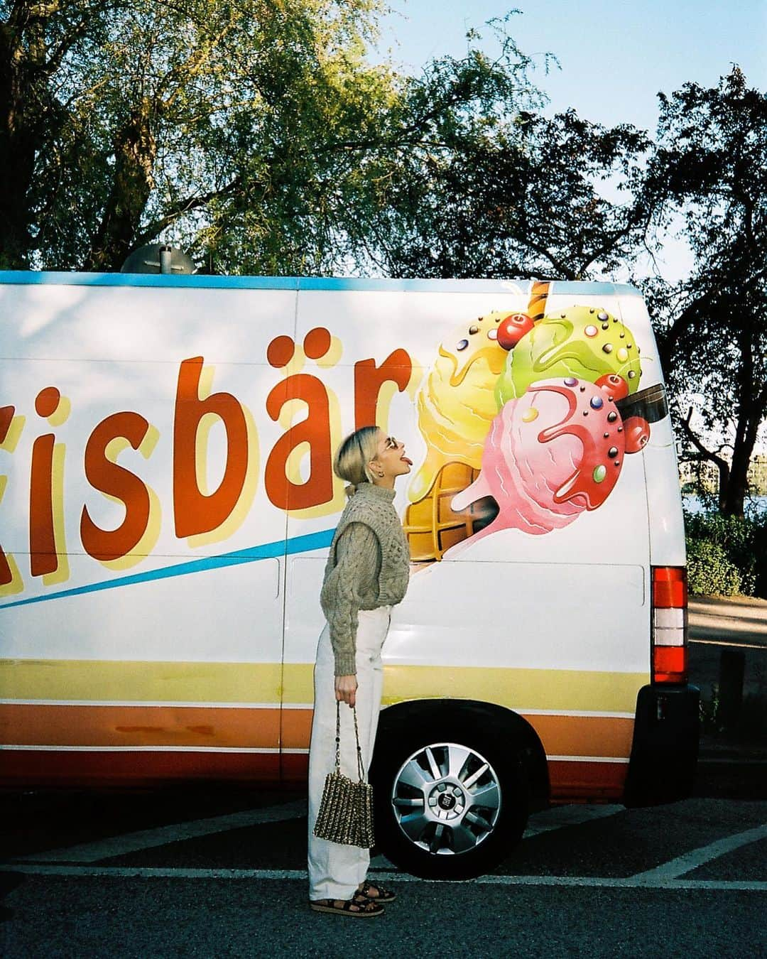 キャロライン・ダウルさんのインスタグラム写真 - (キャロライン・ダウルInstagram)「Food heaven arrived on 4 wheels today 🍡 photo by @felixkrueger」5月17日 23時10分 - carodaur