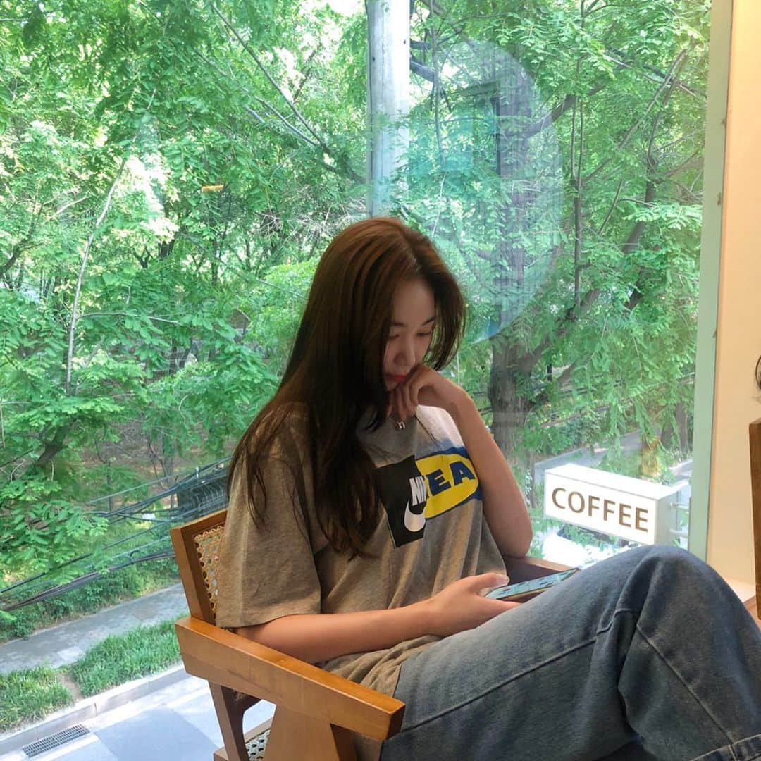 イユエリンのインスタグラム：「고민투성😂👕👖👟📸」