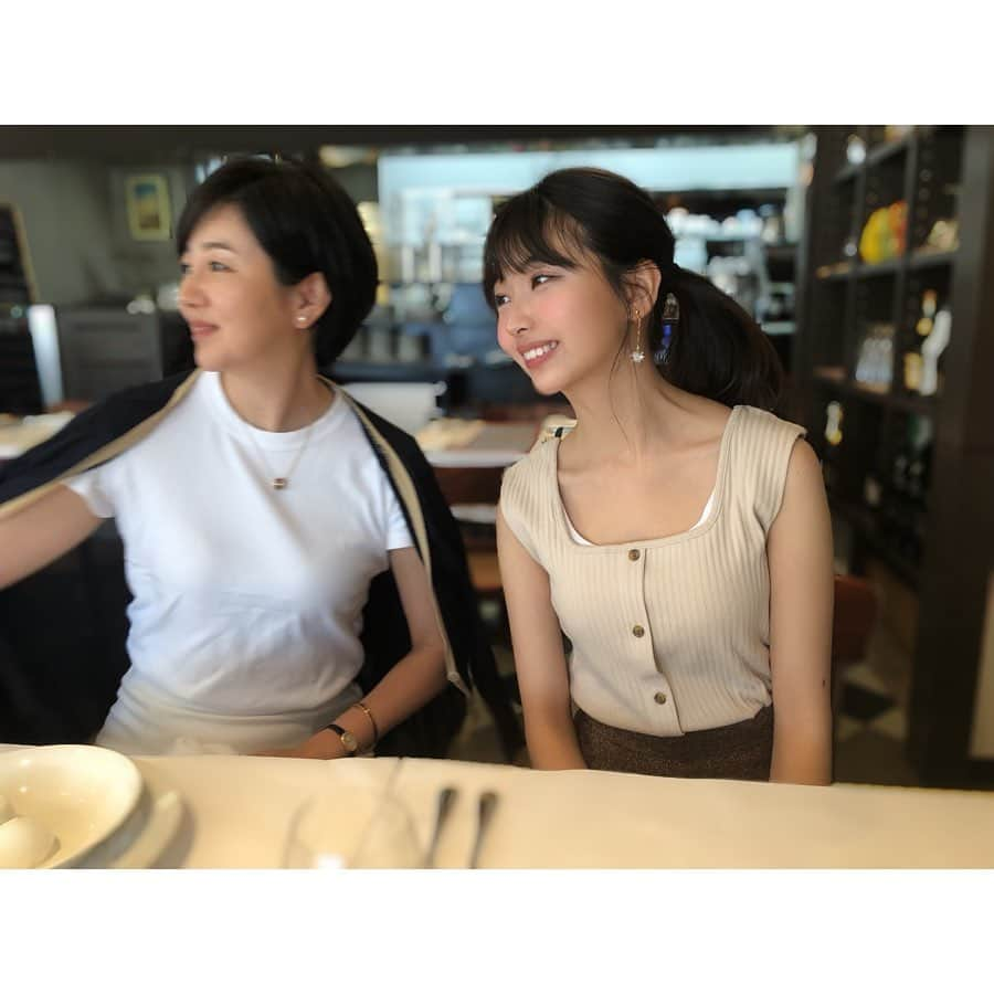 永松野々花のインスタグラム：「たくさんのメッセージありがとうございました🙇‍♀️ 心がぽかぽかに🐣 5月17日に21歳になりました！ 育ててくれた家族に感謝しないと🌱 母との綺麗な写真を載せたかったけど、全部ブレてました。 21歳の抱負は爪を伸ばさない。母にいつも怒られる。永松家は皆深爪。」