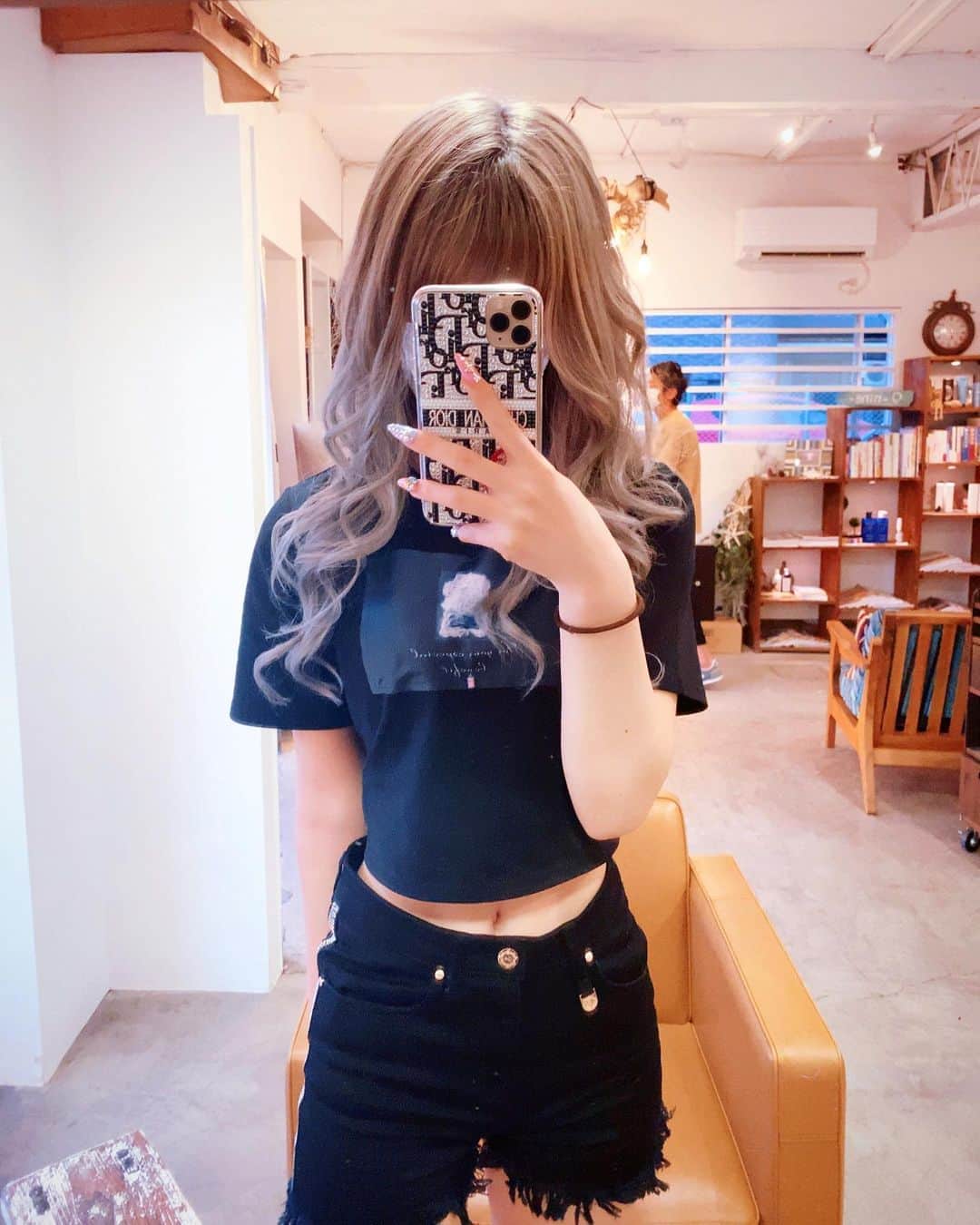 アンジェリカのインスタグラム：「💗💜 . 可愛い髪色になりましたｯ(⑉• •⑉)❤︎ 急なのにありがとうございました🙌💋 @hairsalon9nine ✨ .  #カラー #グレージュ #エクステ  #あんじぇコーデ」