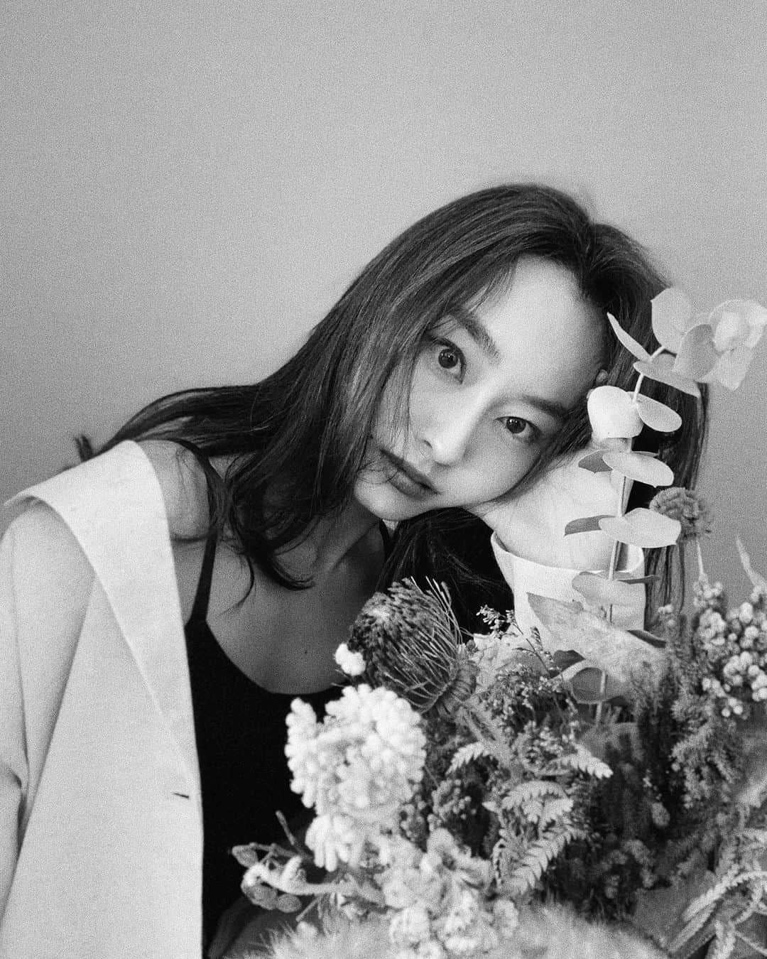 小祝麻里亜のインスタグラム：「たまにはモノクロ。といいつつ2枚目はやっぱりカラー🖤 ． ． 今週も宜しくです😊🌷 ＿＿＿＿＿＿＿＿＿＿ #iPhone #portrait #photography  #stayhome #데일리룩 #흑백사진」